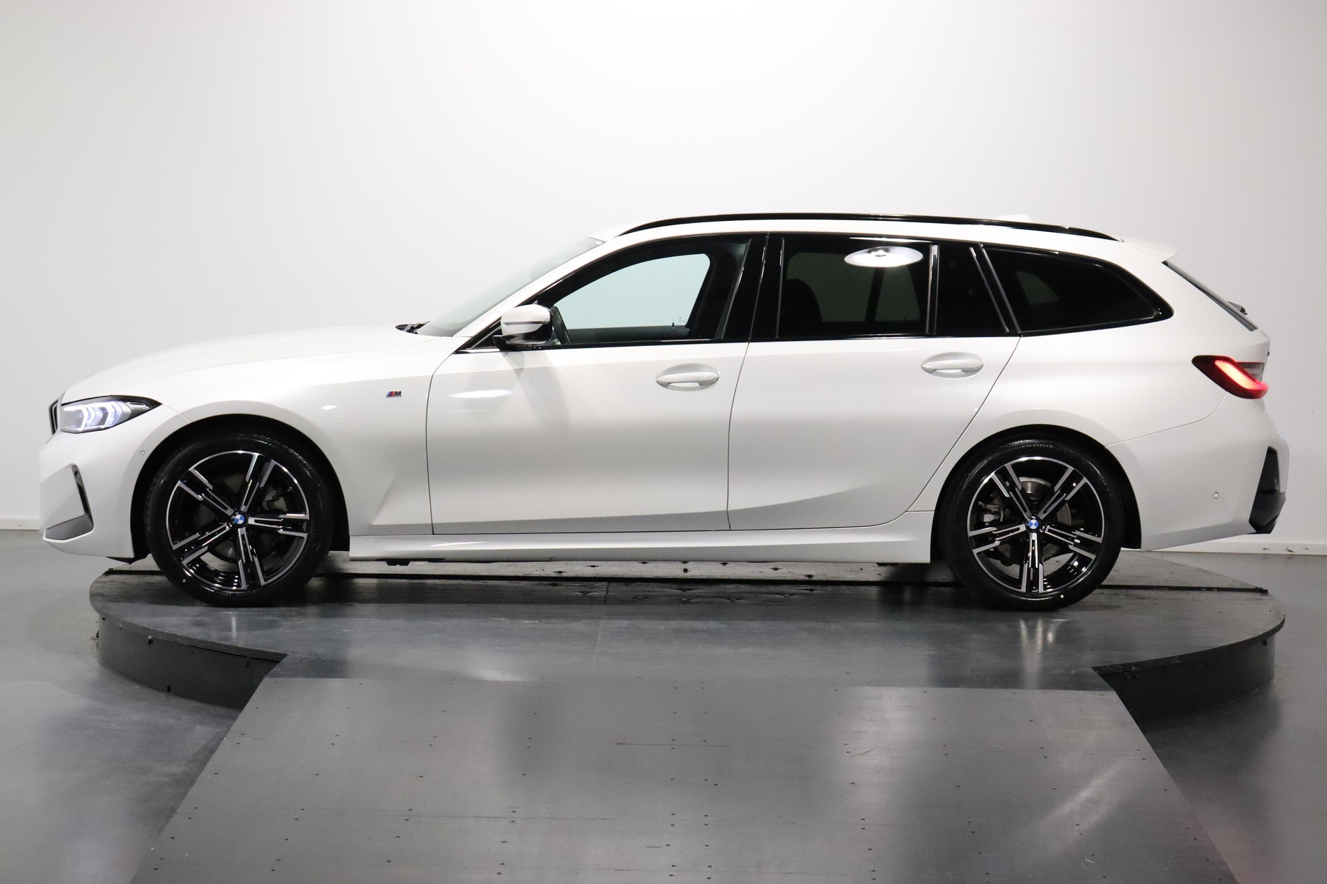 BMW 320d xDrive SAG Touring-image-2