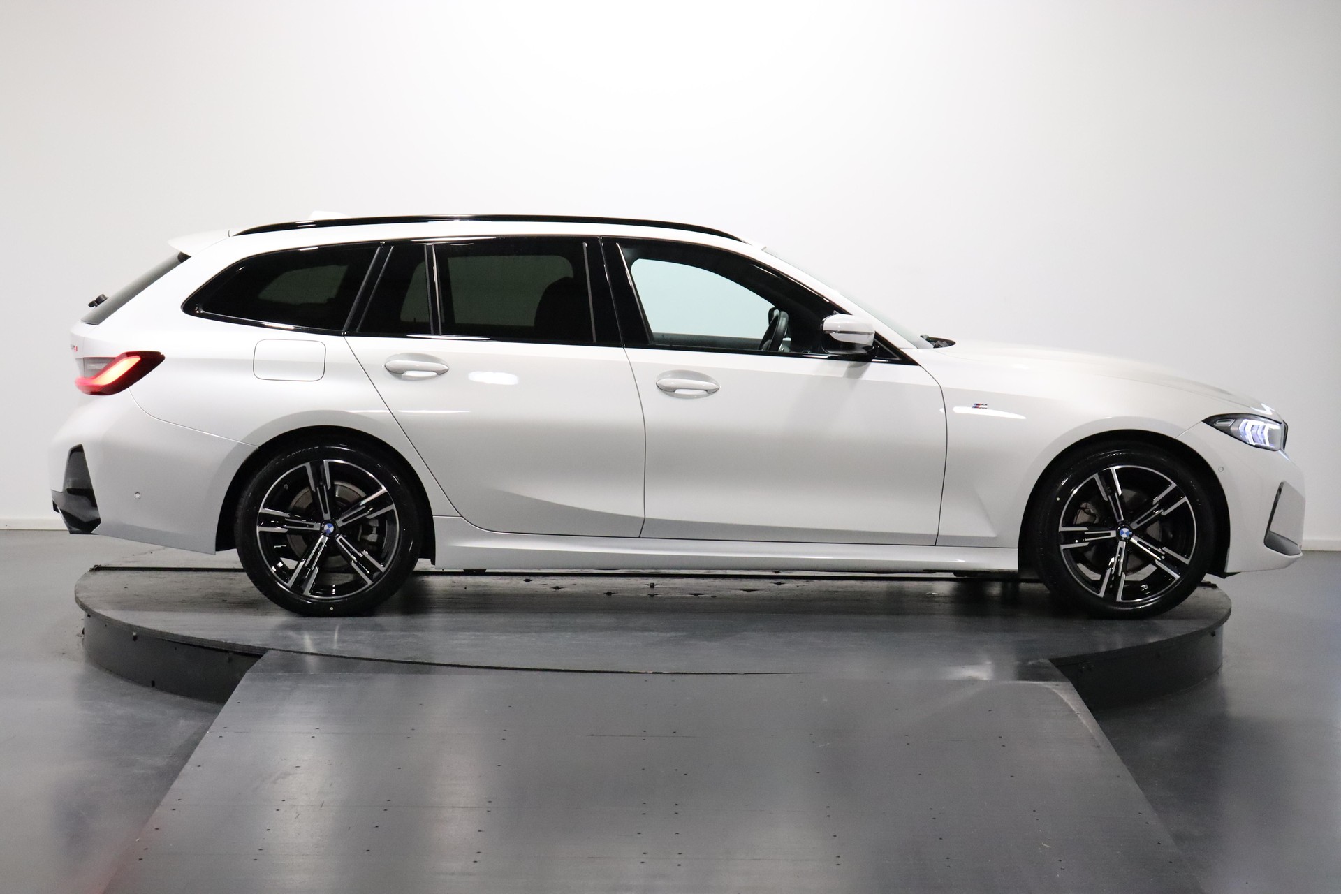 BMW 320d xDrive SAG Touring-image-3