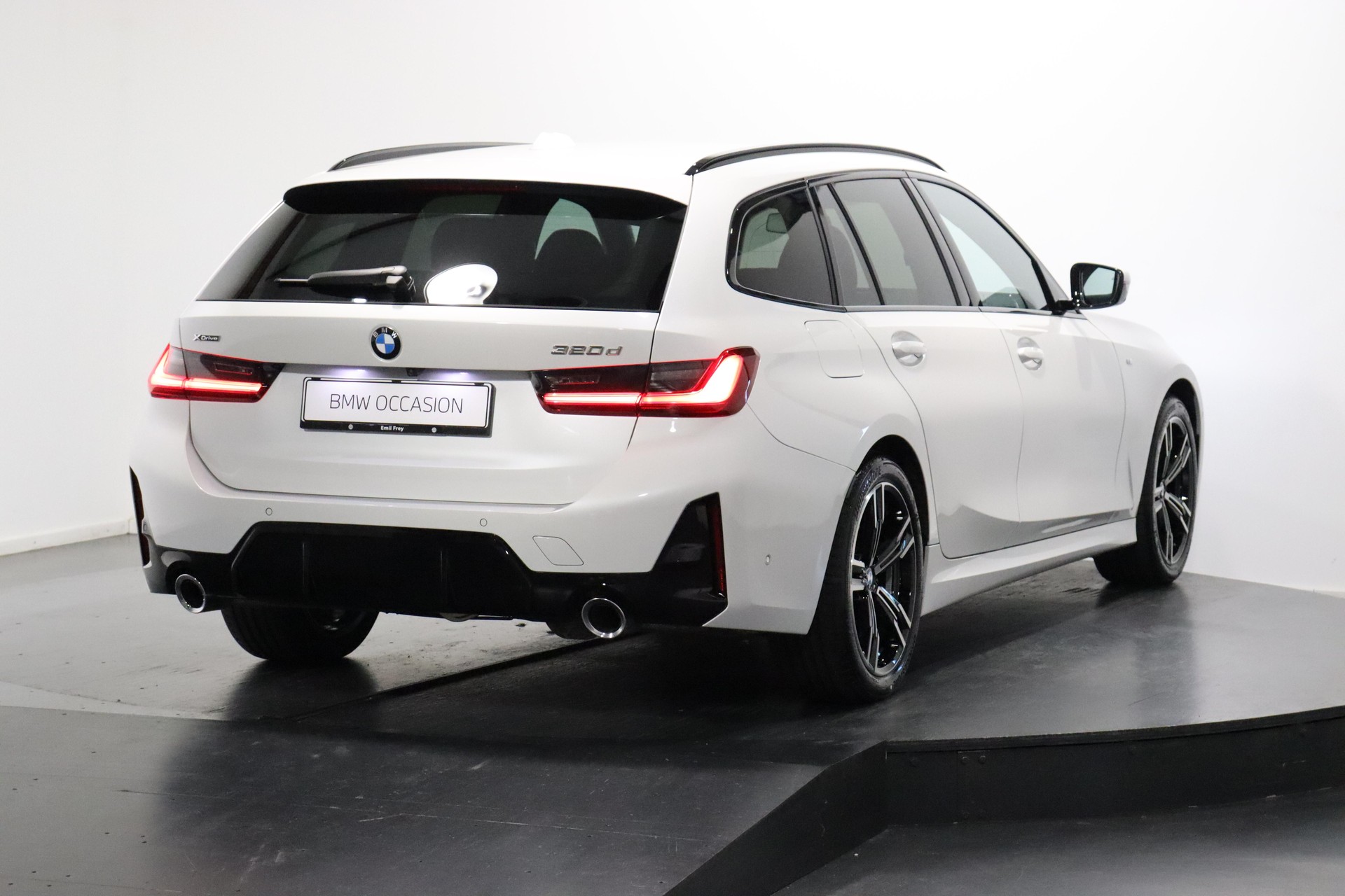BMW 320d xDrive SAG Touring-image-4