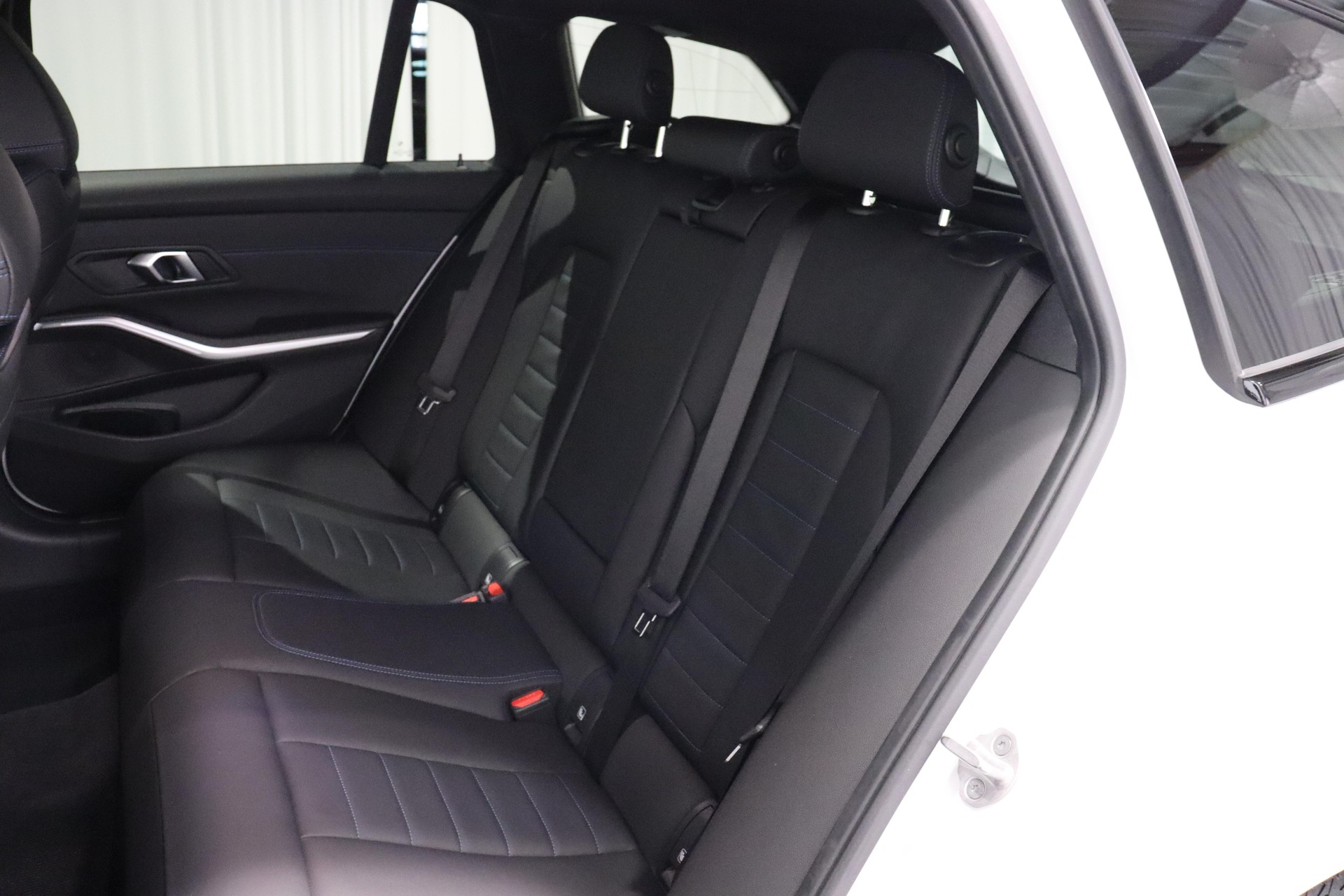BMW 320d xDrive SAG Touring-image-10