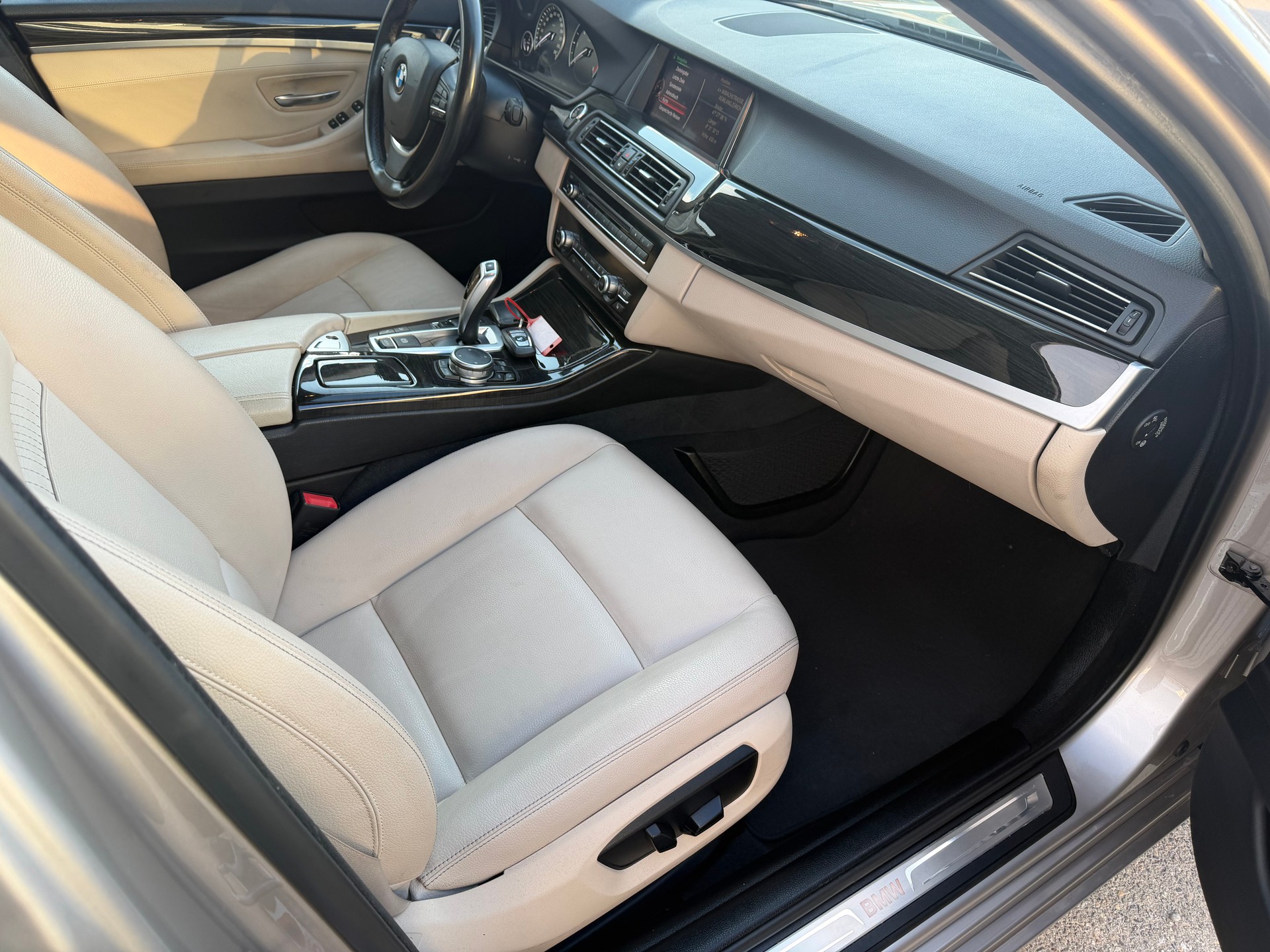 BMW 520d Touring xDrive Luxury Line Steptronic-image-15