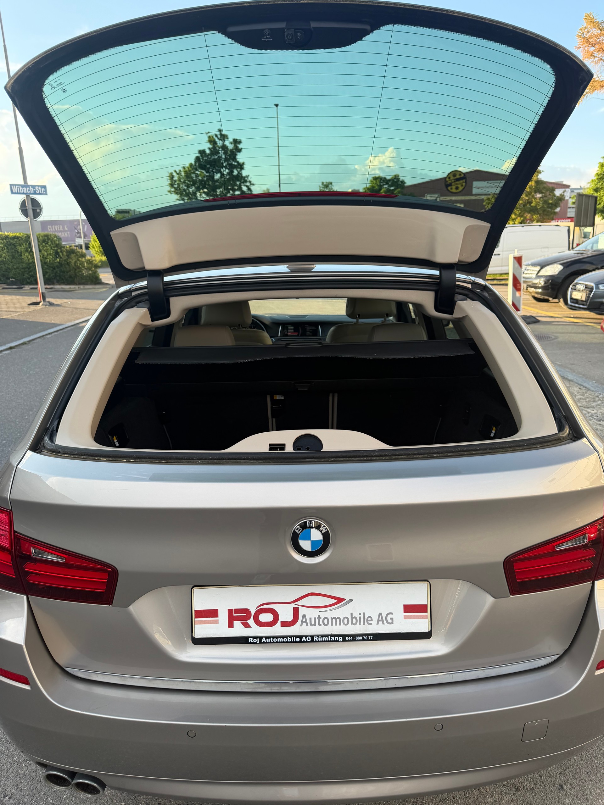 BMW 520d Touring xDrive Luxury Line Steptronic-image-12