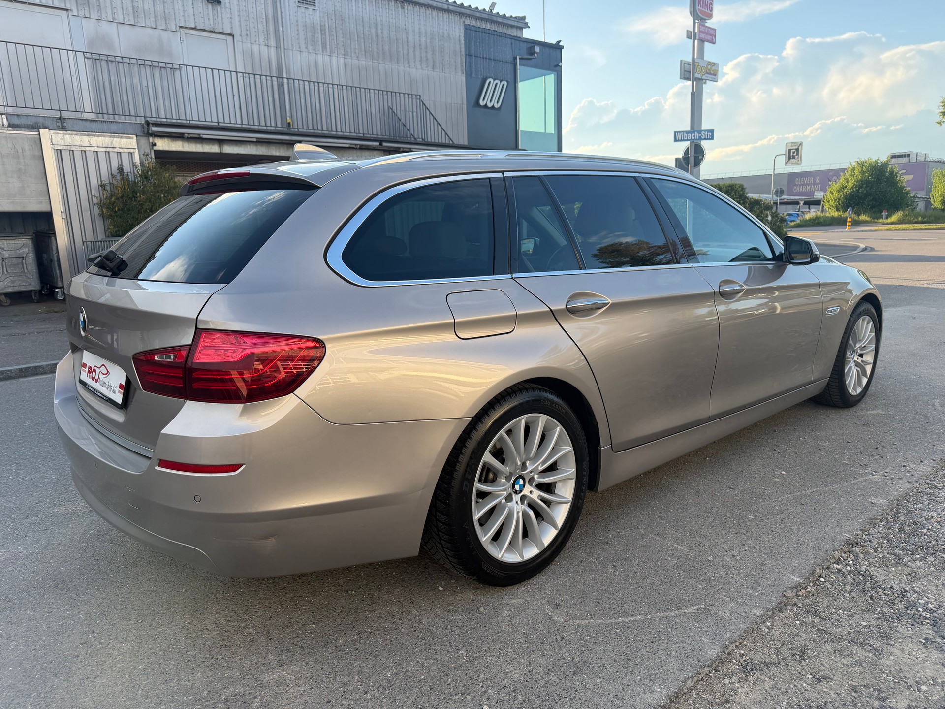 BMW 520d Touring xDrive Luxury Line Steptronic-image-4