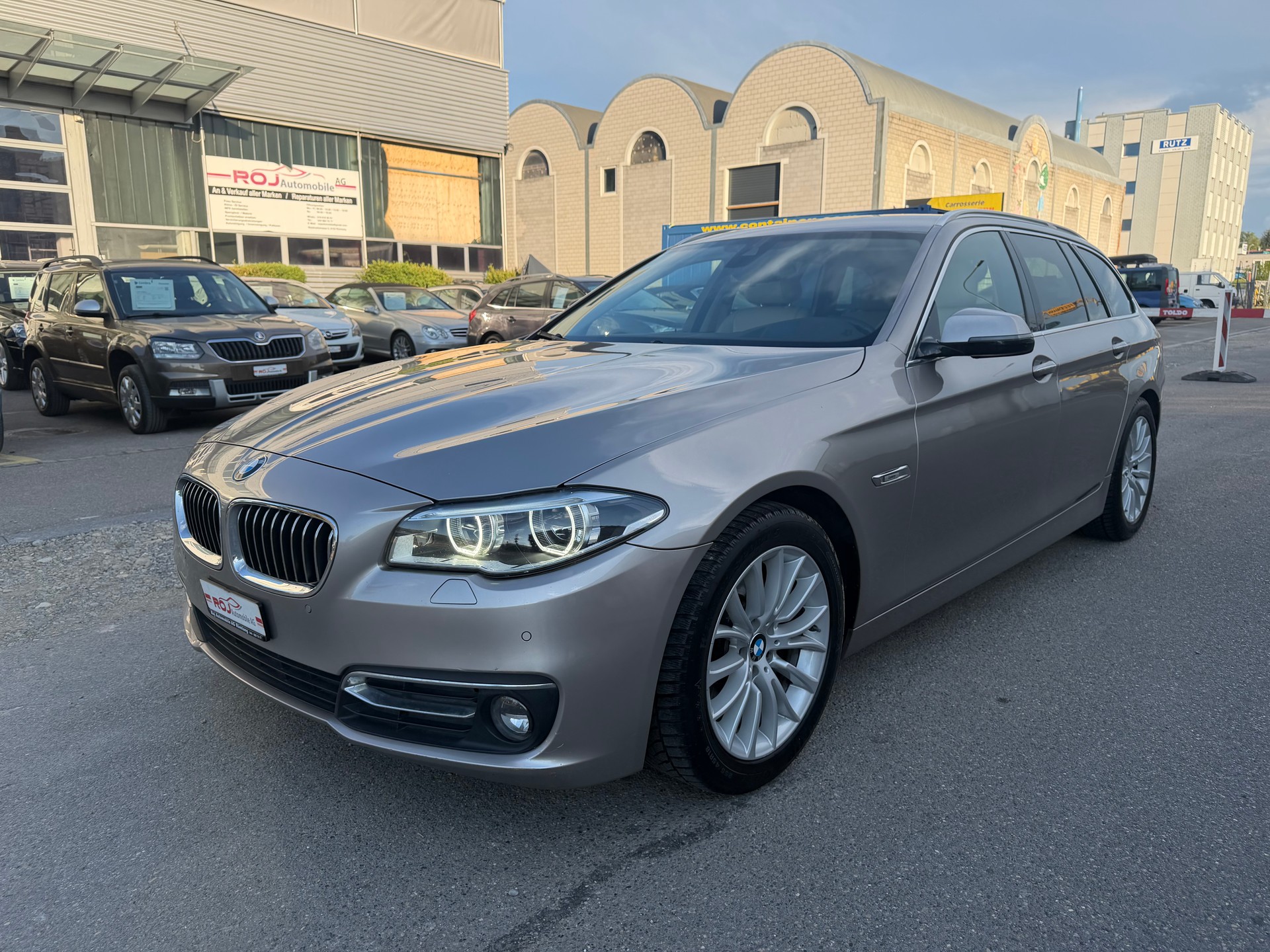 BMW 520d Touring xDrive Luxury Line Steptronic-image-1