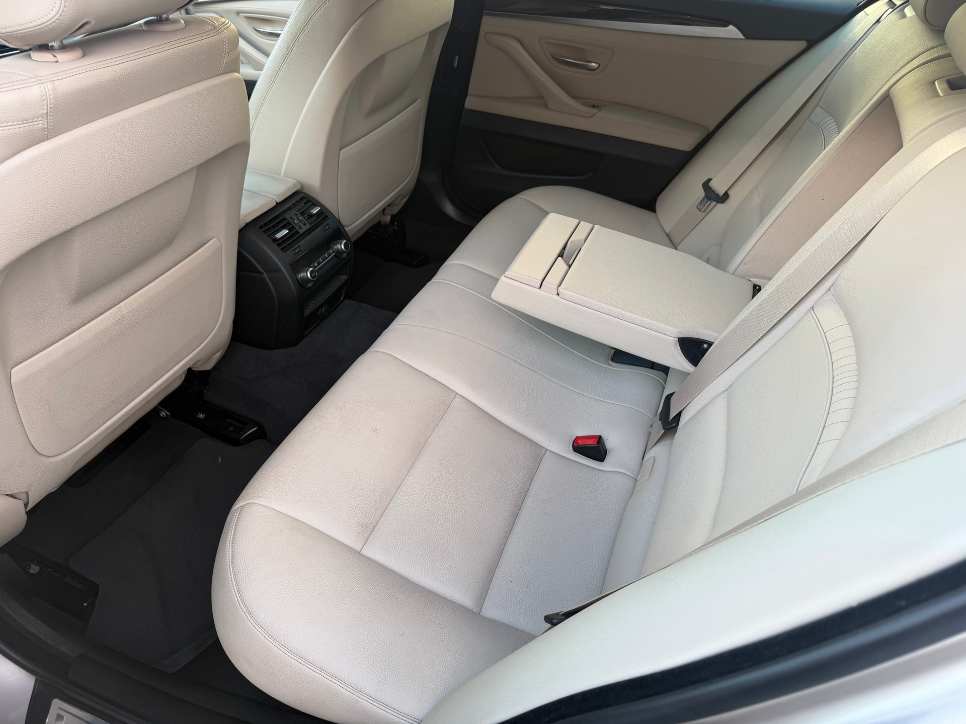 BMW 520d Touring xDrive Luxury Line Steptronic-image-9