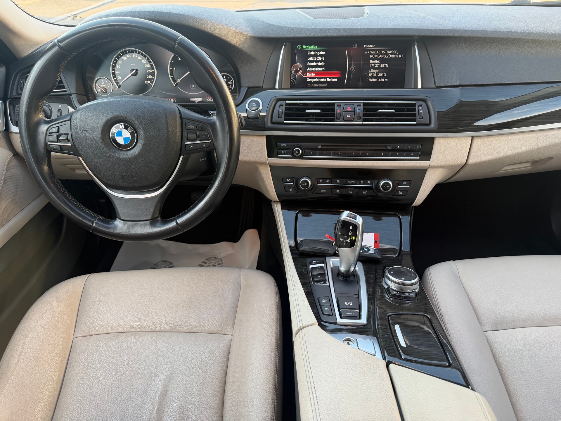 BMW 520d Touring xDrive Luxury Line Steptronic-image-11