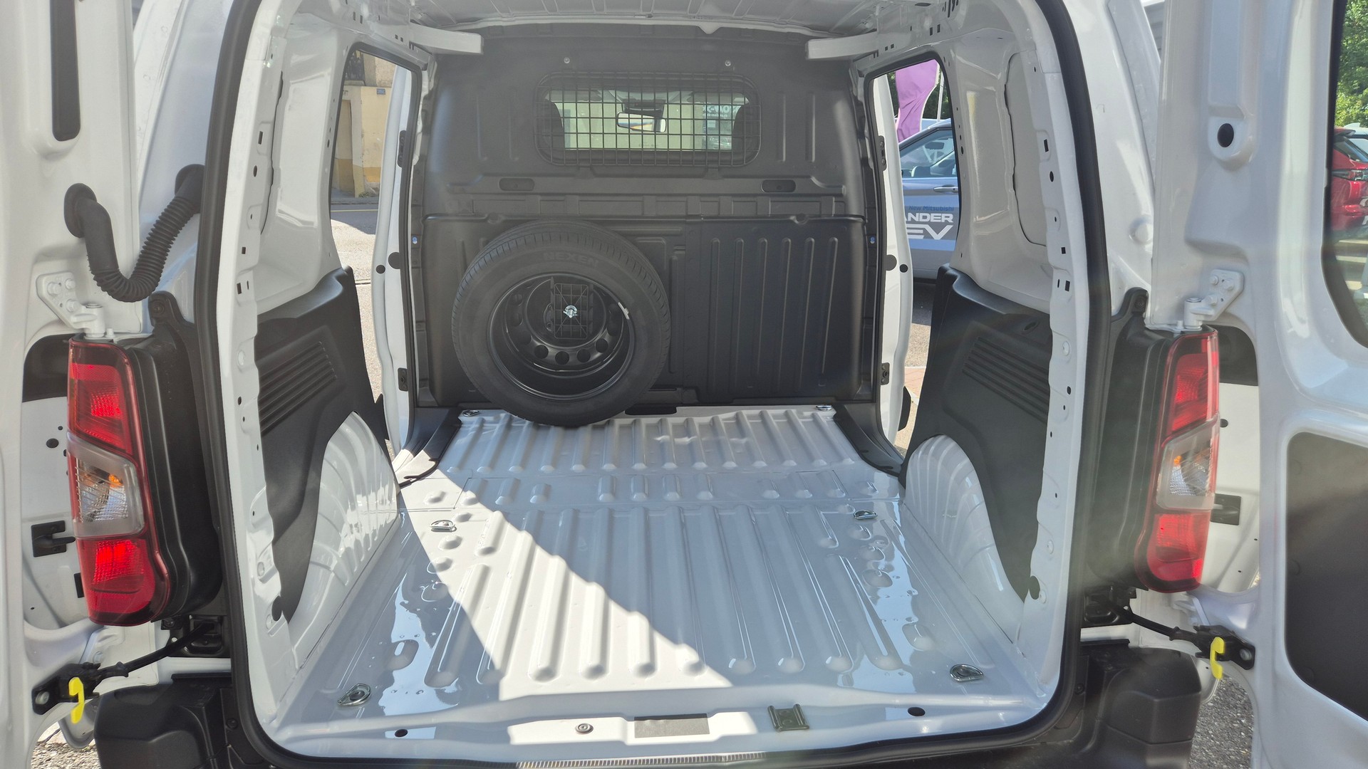 PEUGEOT Partner 1.5 HDi St. 1000kg 4x4 Helvetia (416)-image-5