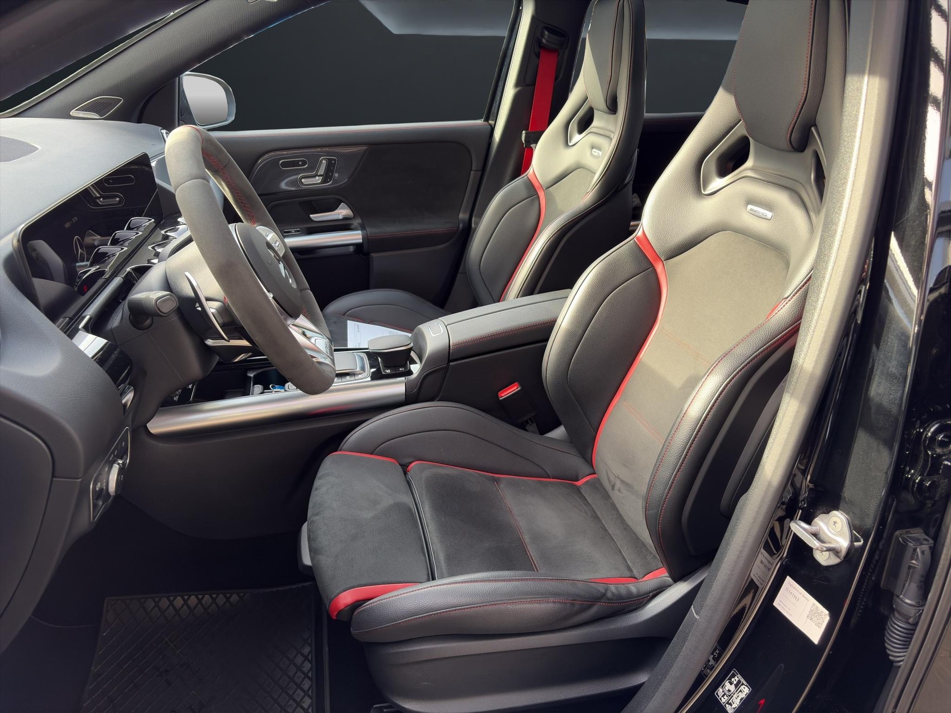 MERCEDES-BENZ GLA 45 S AMG 4matic+-image-5