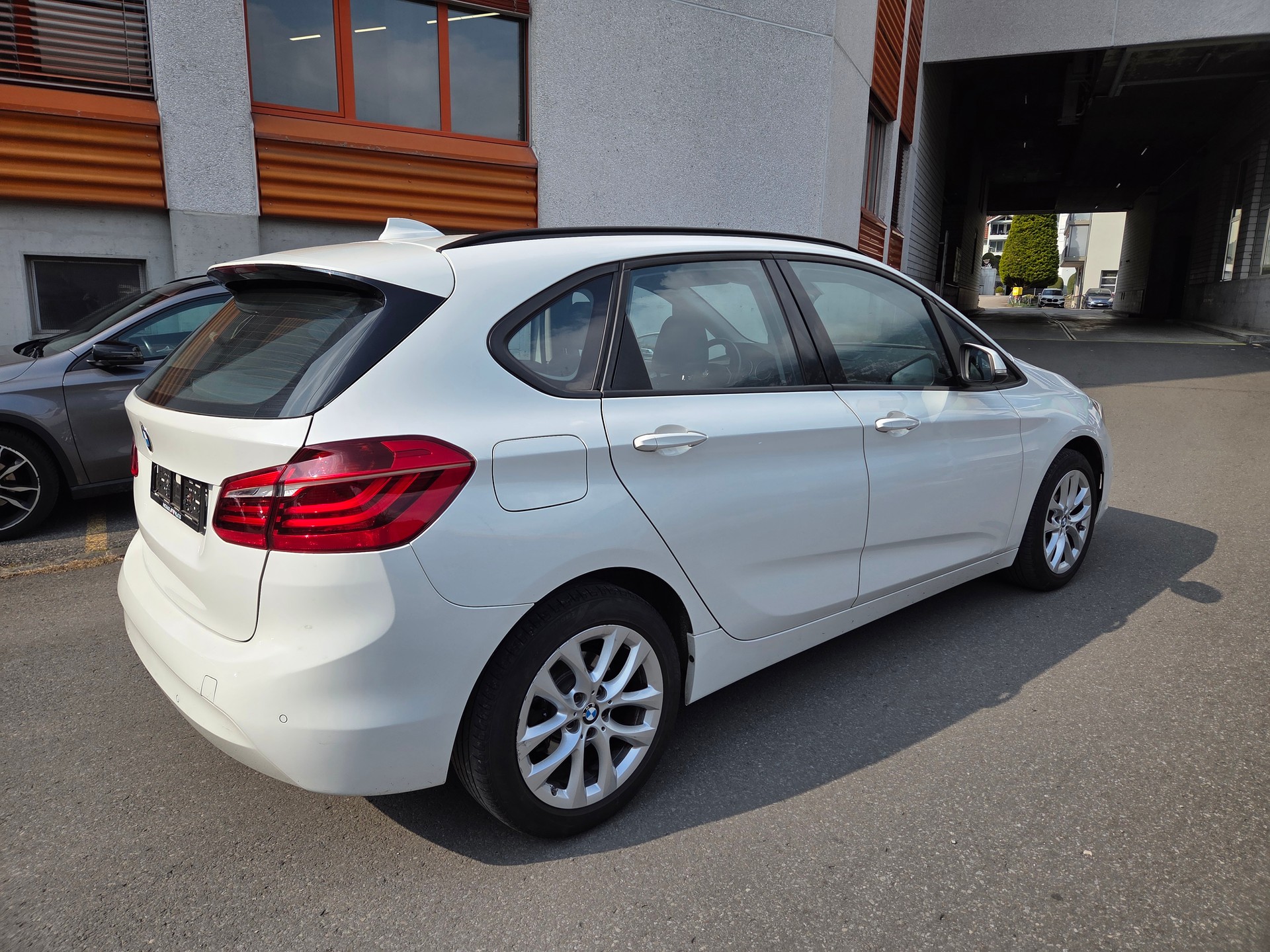 BMW 218i Active Tourer Steptronic-image-2
