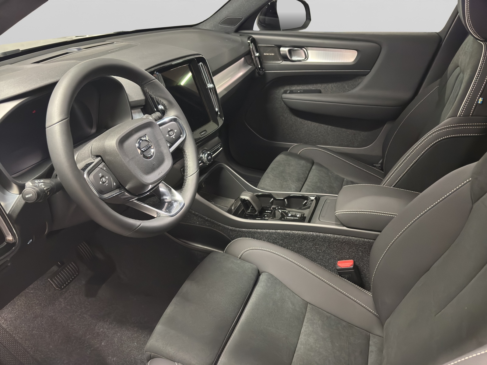 VOLVO XC40 2.0 B3 MH Plus Dark-image-3