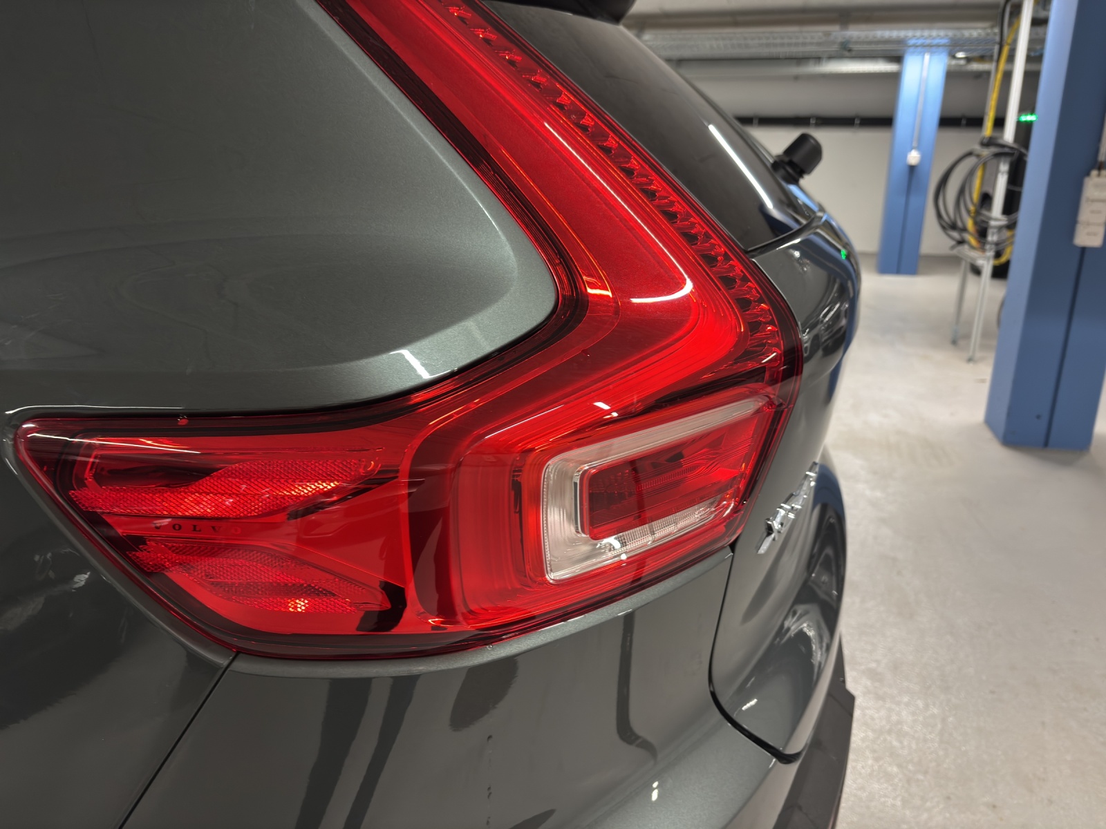 VOLVO XC40 2.0 B3 MH Plus Dark-image-14