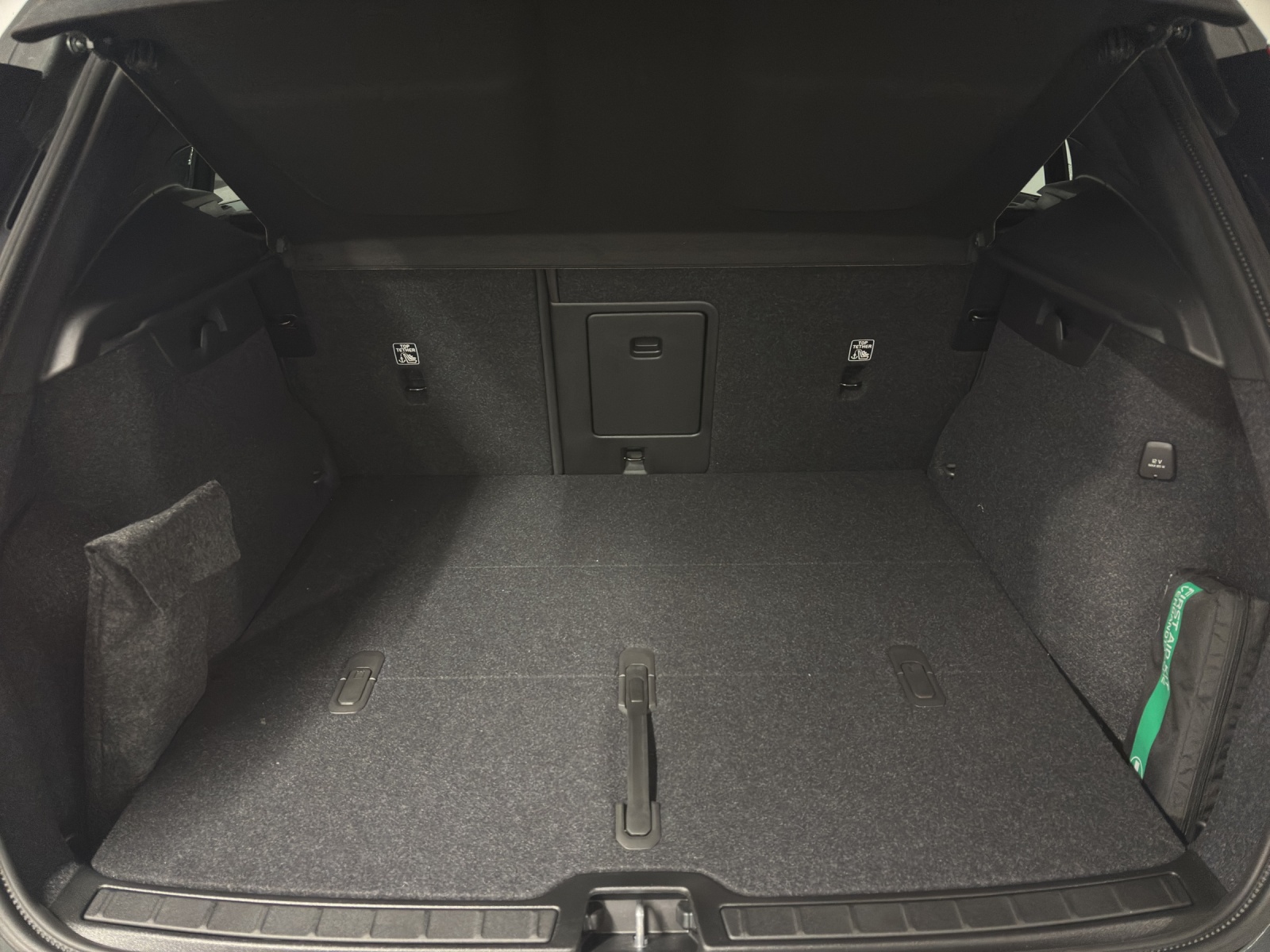 VOLVO XC40 2.0 B3 MH Plus Dark-image-12