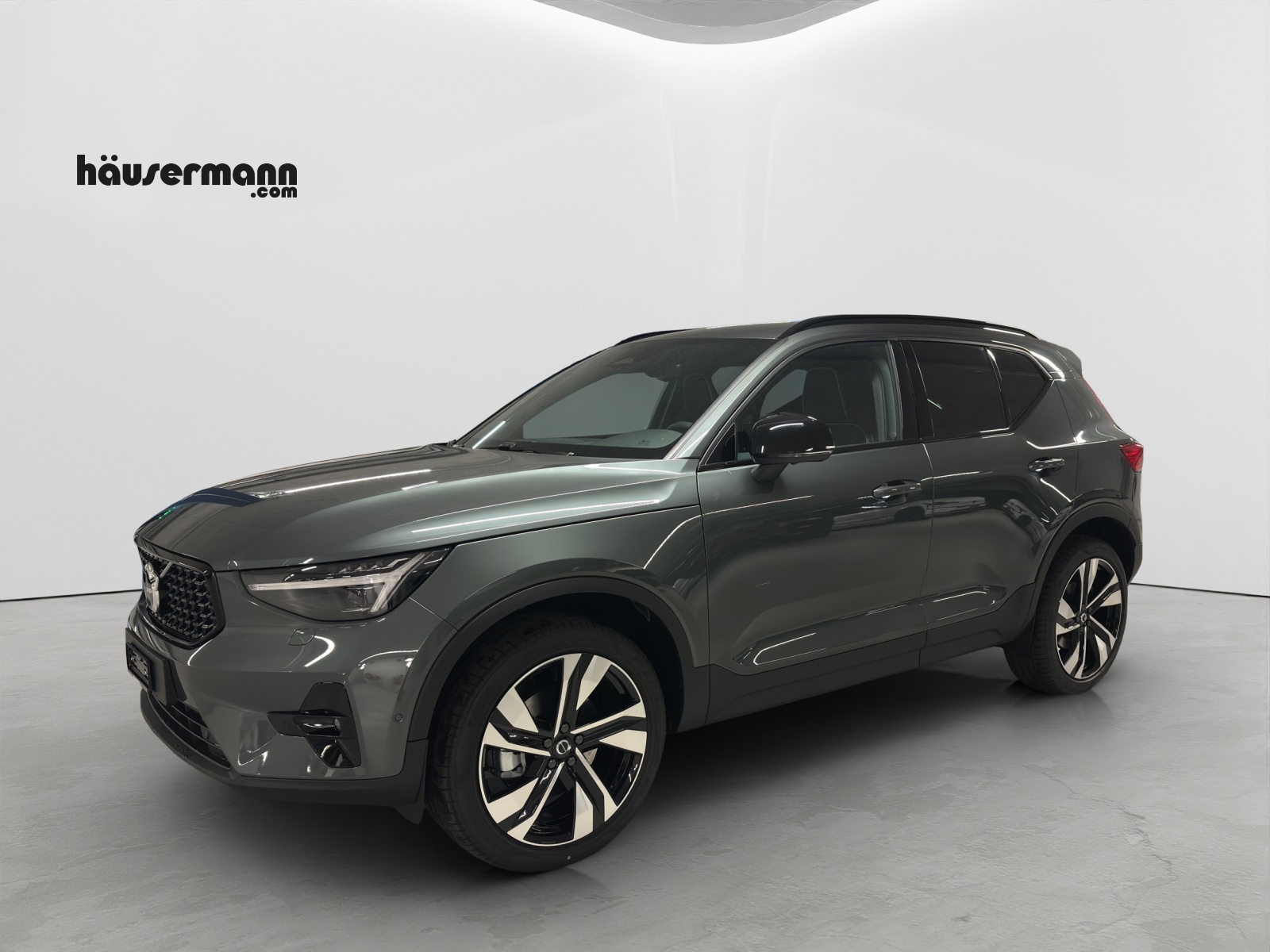 VOLVO XC40 2.0 B3 MH Plus Dark-image-0