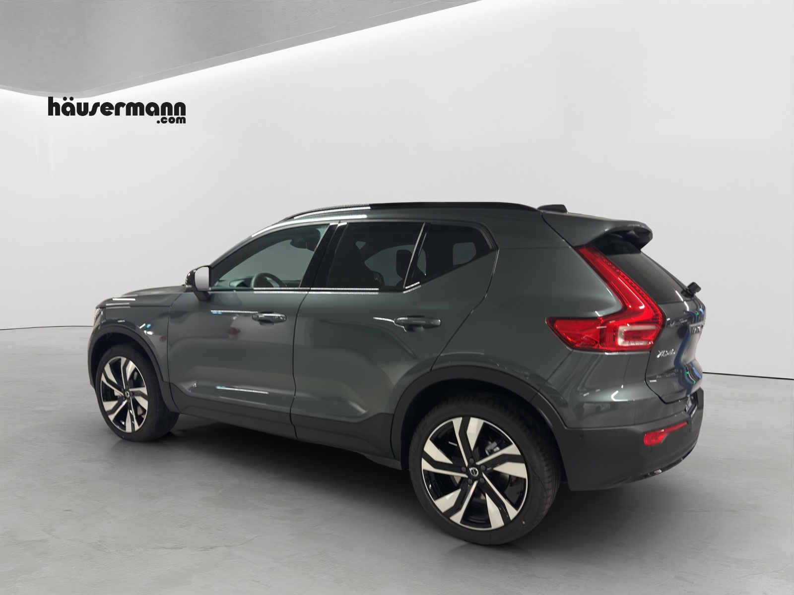 VOLVO XC40 2.0 B3 MH Plus Dark-image-2