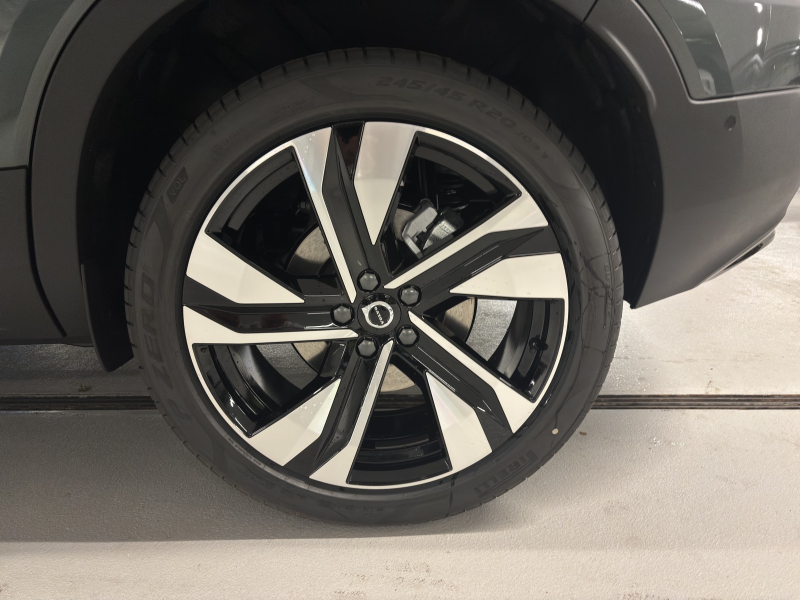 VOLVO XC40 2.0 B3 MH Plus Dark-image-15