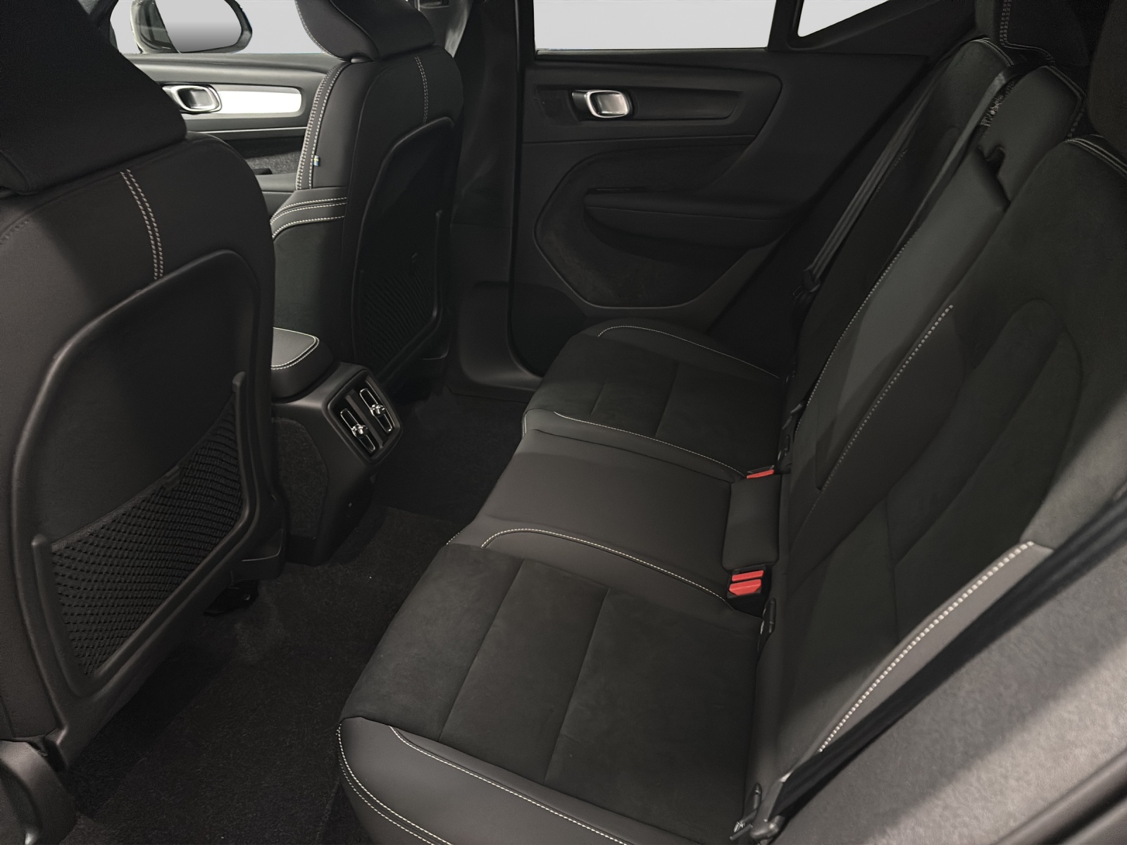 VOLVO XC40 2.0 B3 MH Plus Dark-image-4