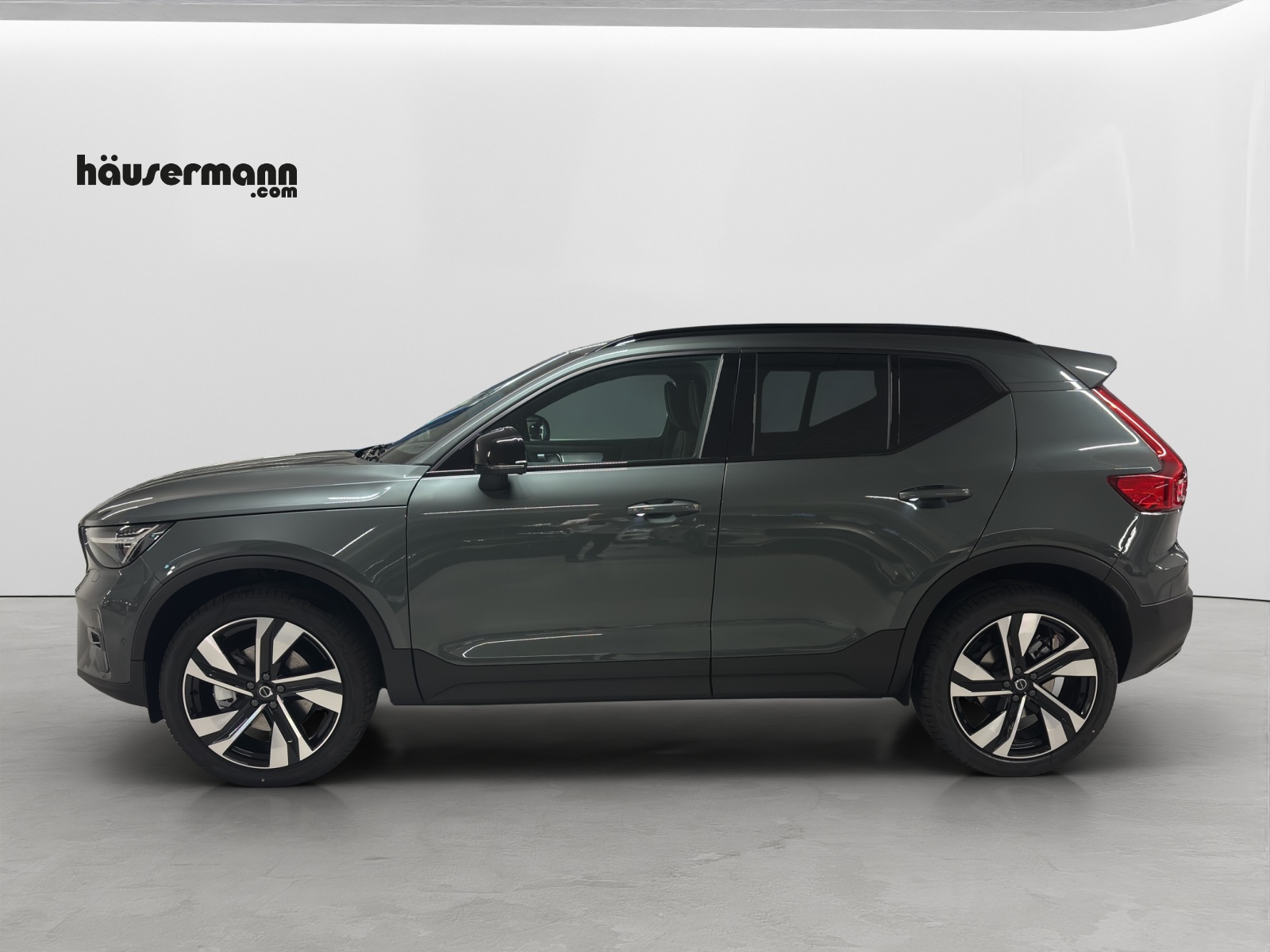 VOLVO XC40 2.0 B3 MH Plus Dark-image-1