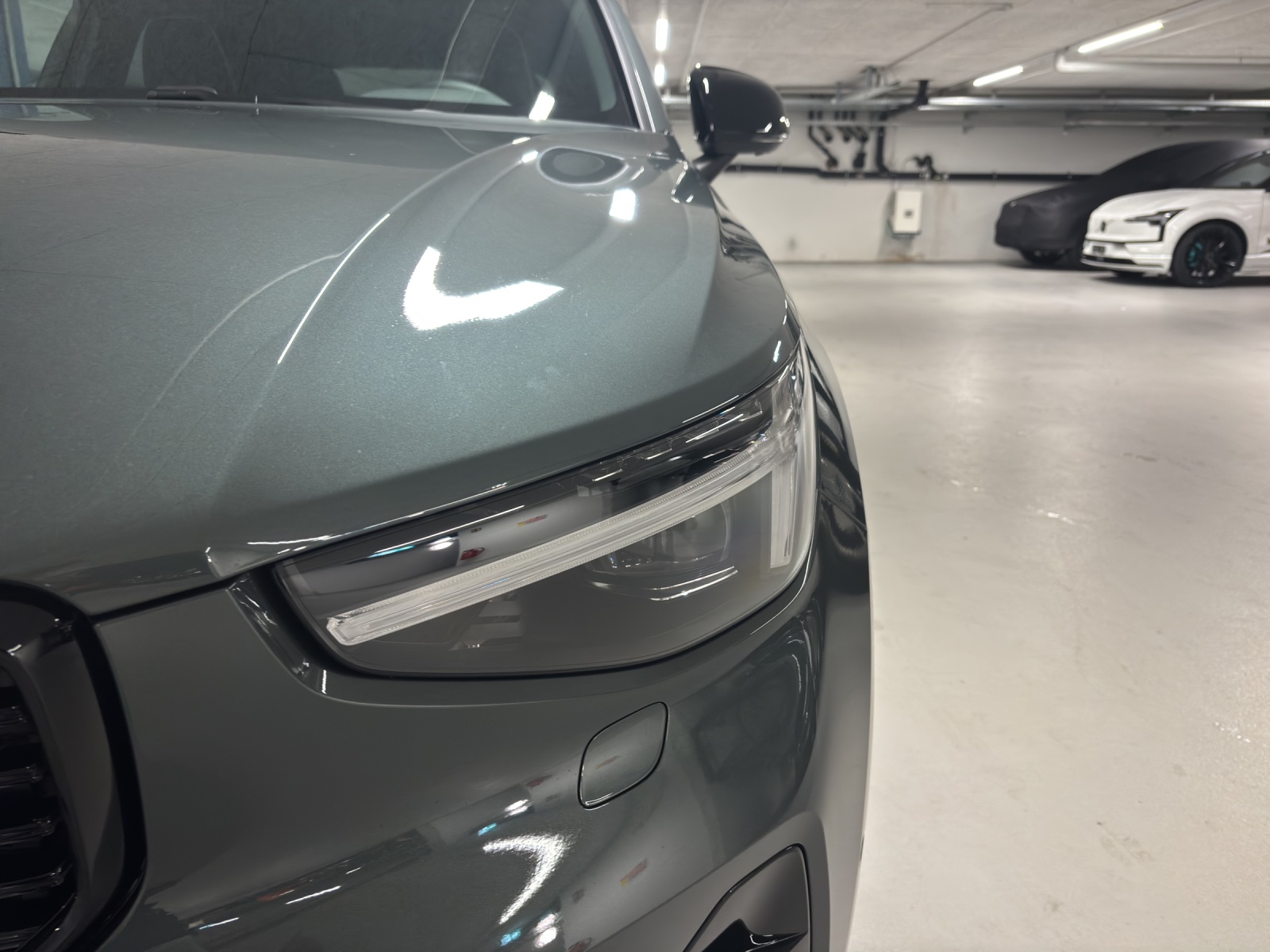 VOLVO XC40 2.0 B3 MH Plus Dark-image-13