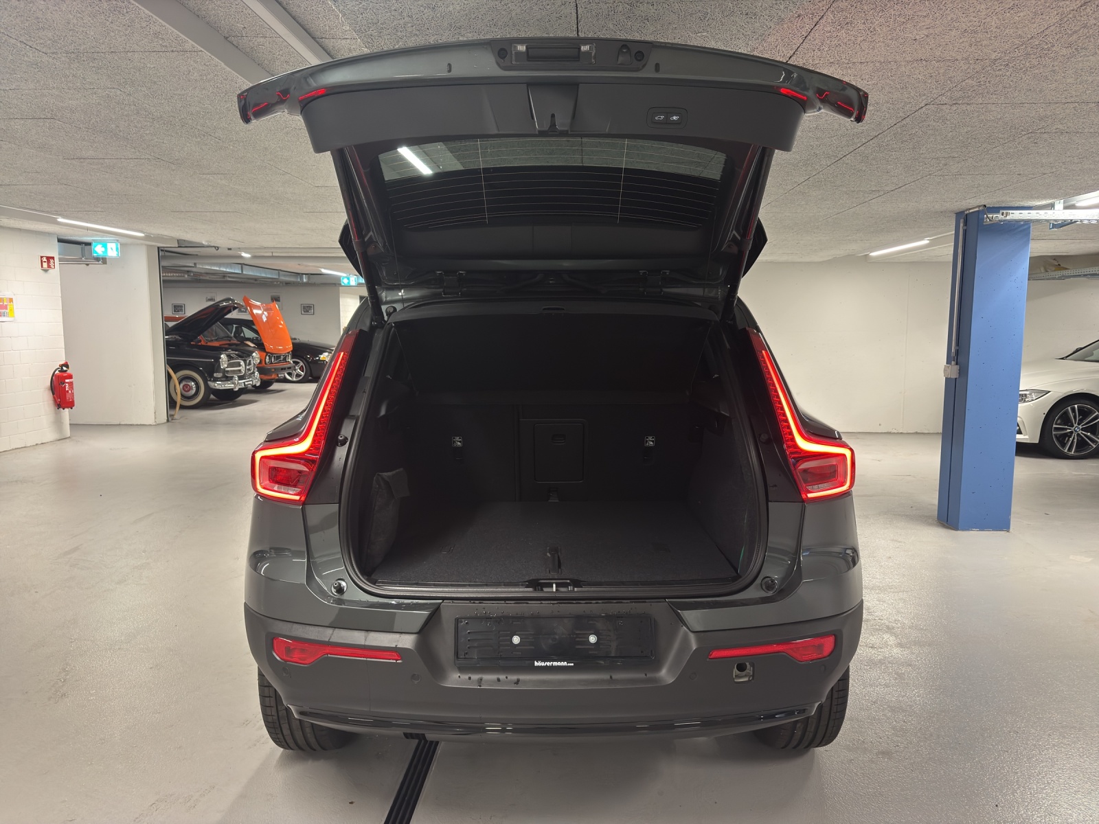 VOLVO XC40 2.0 B3 MH Plus Dark-image-11