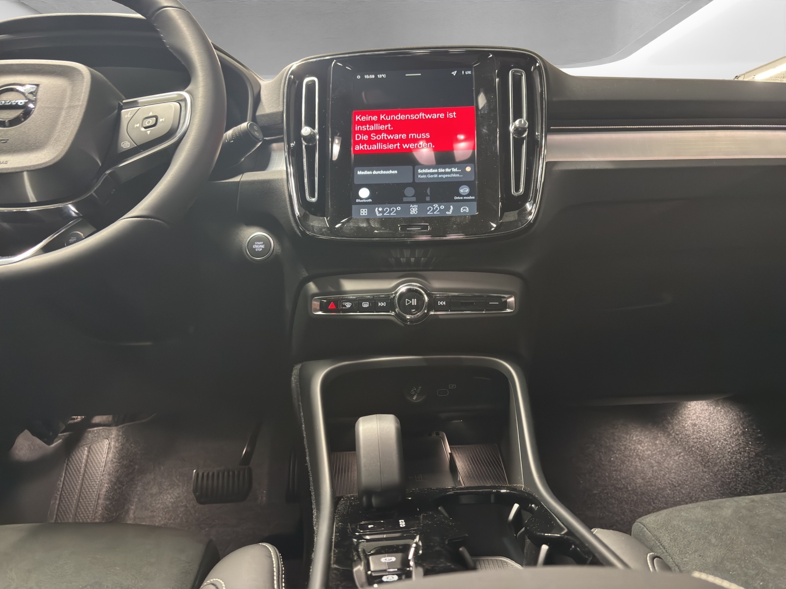 VOLVO XC40 2.0 B3 MH Plus Dark-image-8