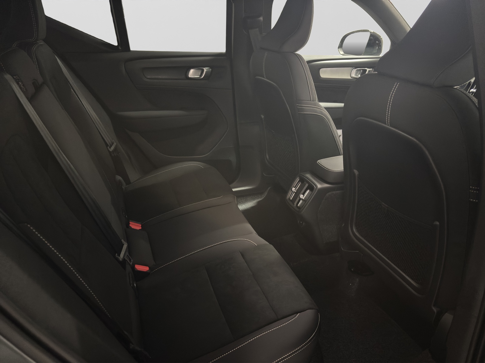 VOLVO XC40 2.0 B3 MH Plus Dark-image-5