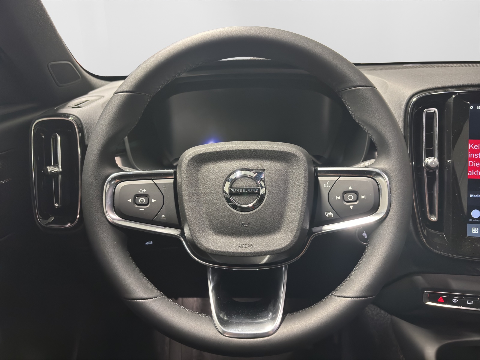 VOLVO XC40 2.0 B3 MH Plus Dark-image-7