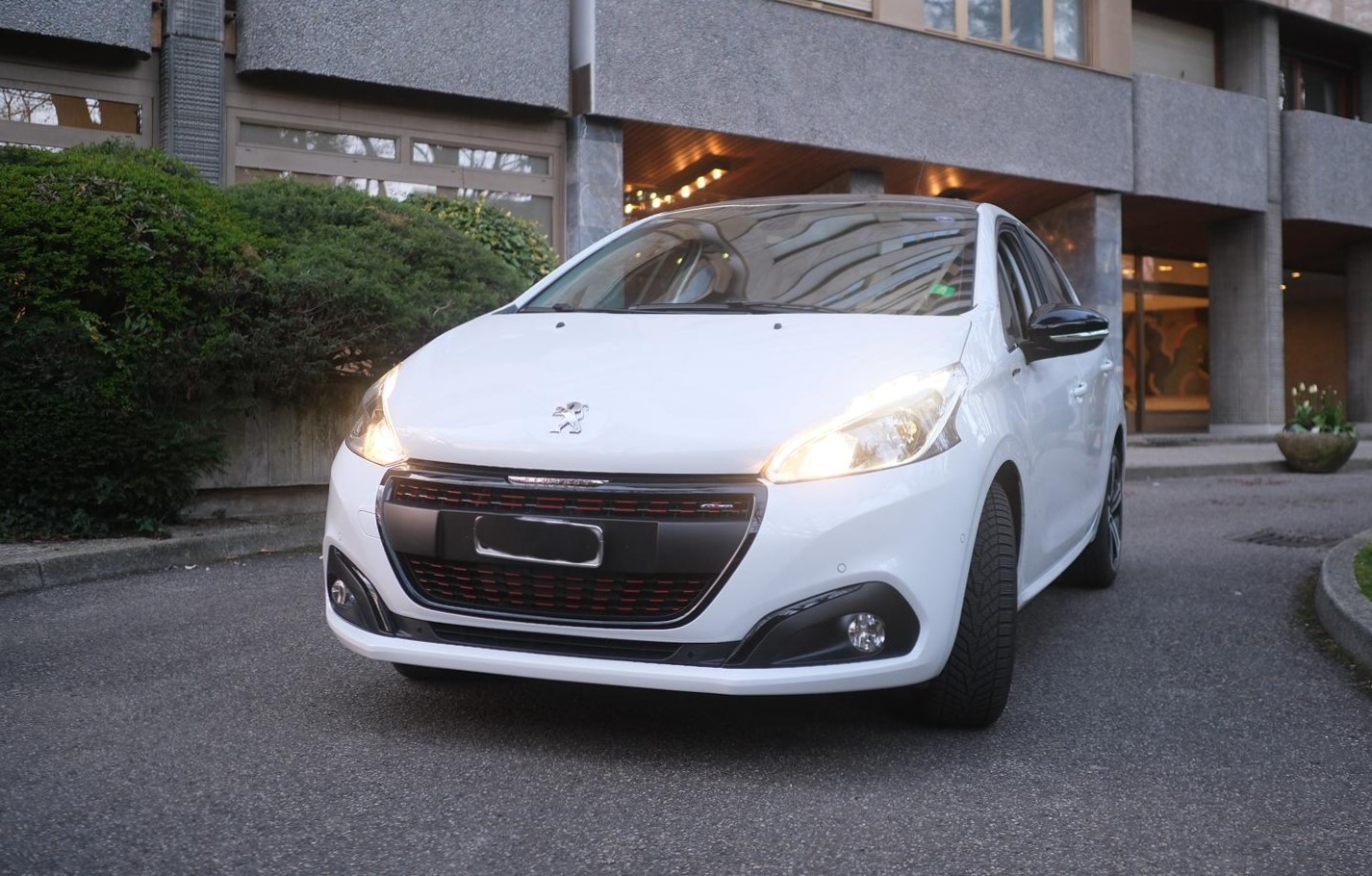 PEUGEOT 208 1.2 PureTech GT Line EAT6-image-0