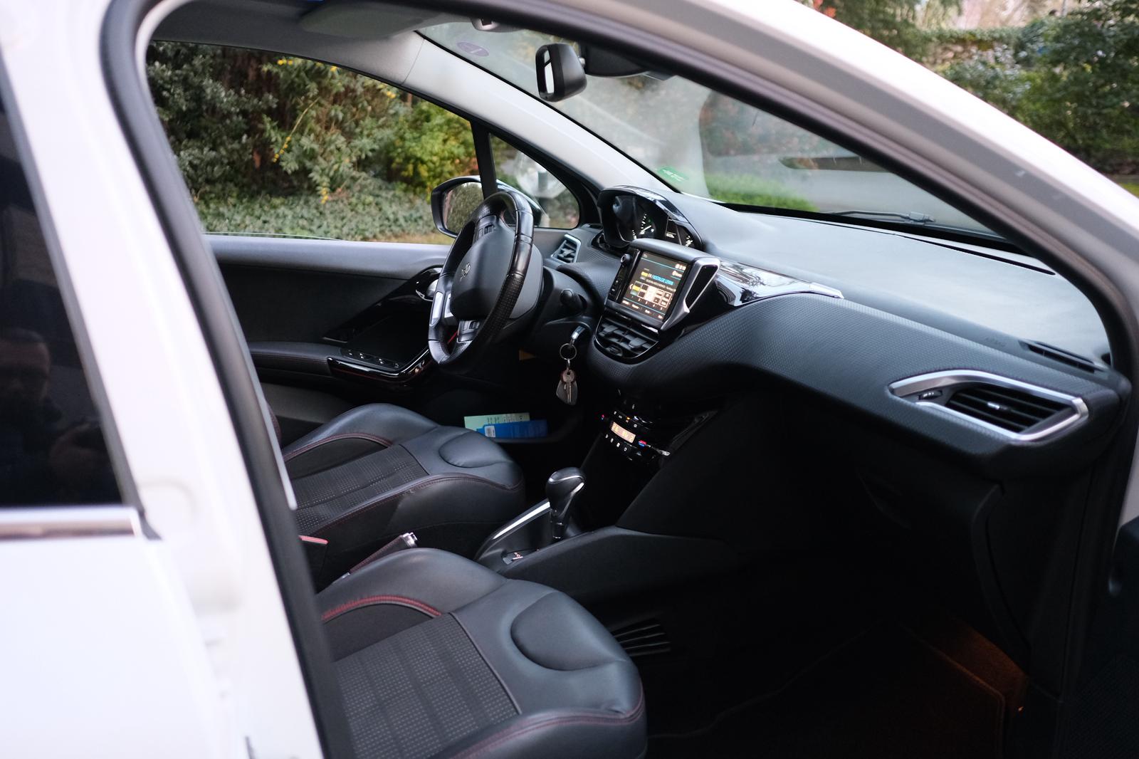 PEUGEOT 208 1.2 PureTech GT Line EAT6-image-3