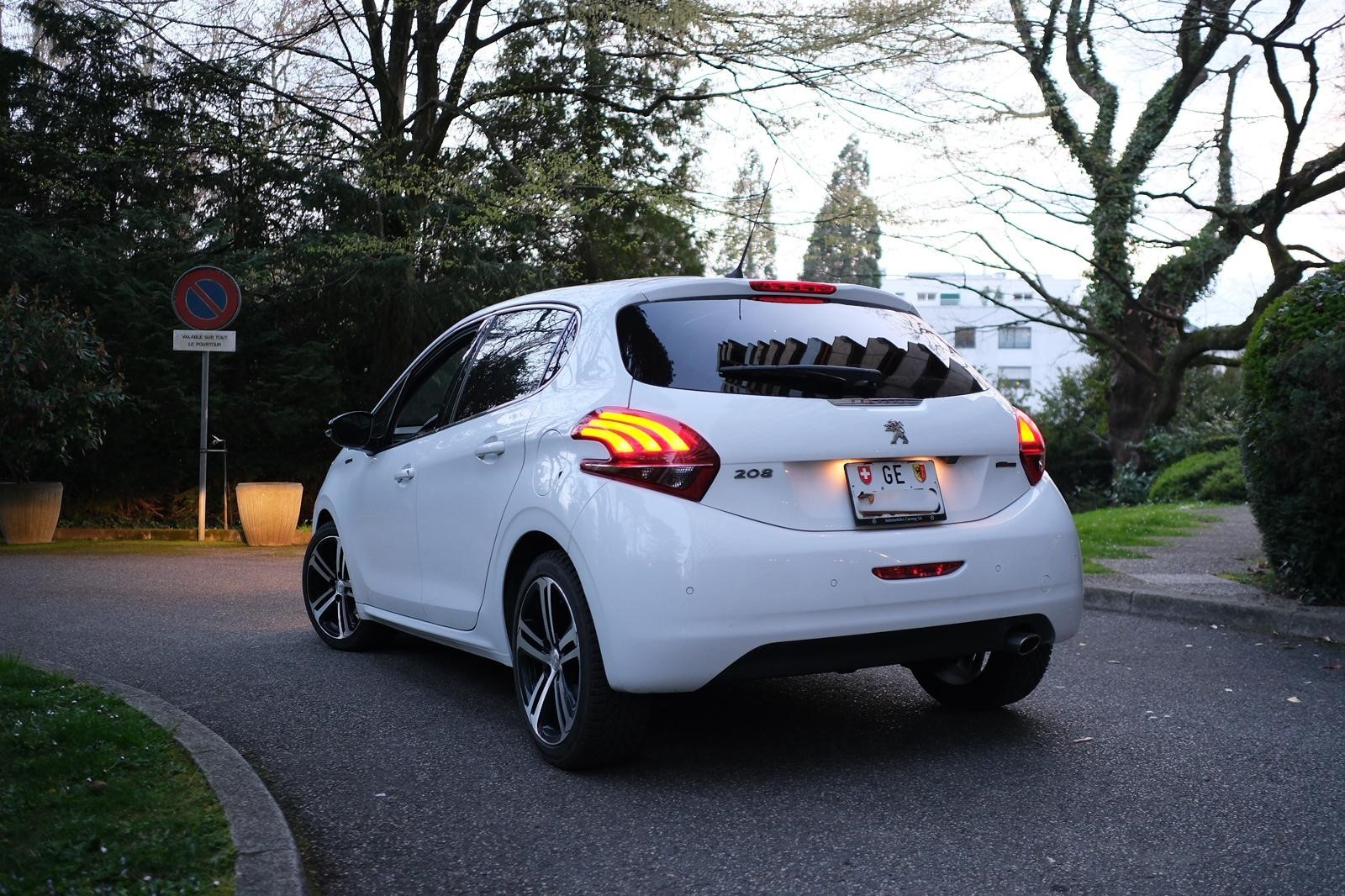 PEUGEOT 208 1.2 PureTech GT Line EAT6-image-1