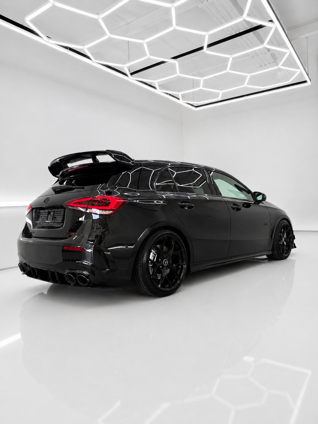 MERCEDES-BENZ A 35 AMG 4Matic Speedshift Black Performance-showroom-element-3