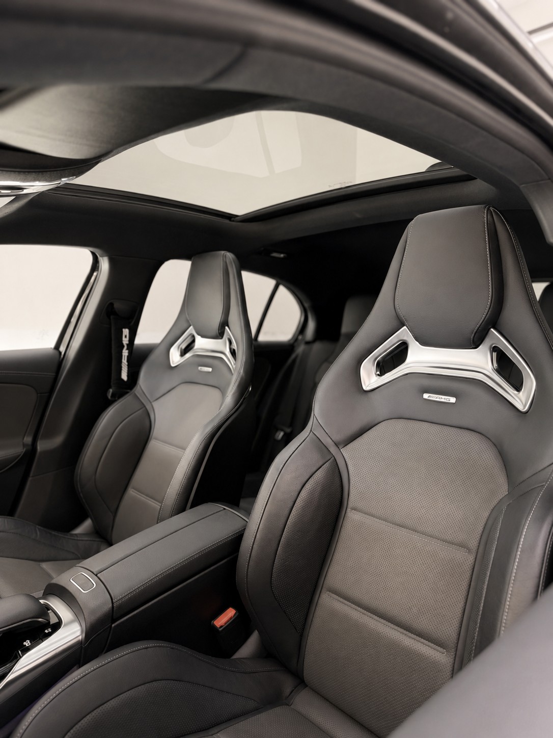 MERCEDES-BENZ A 35 AMG 4Matic Speedshift Black Performance-image-6