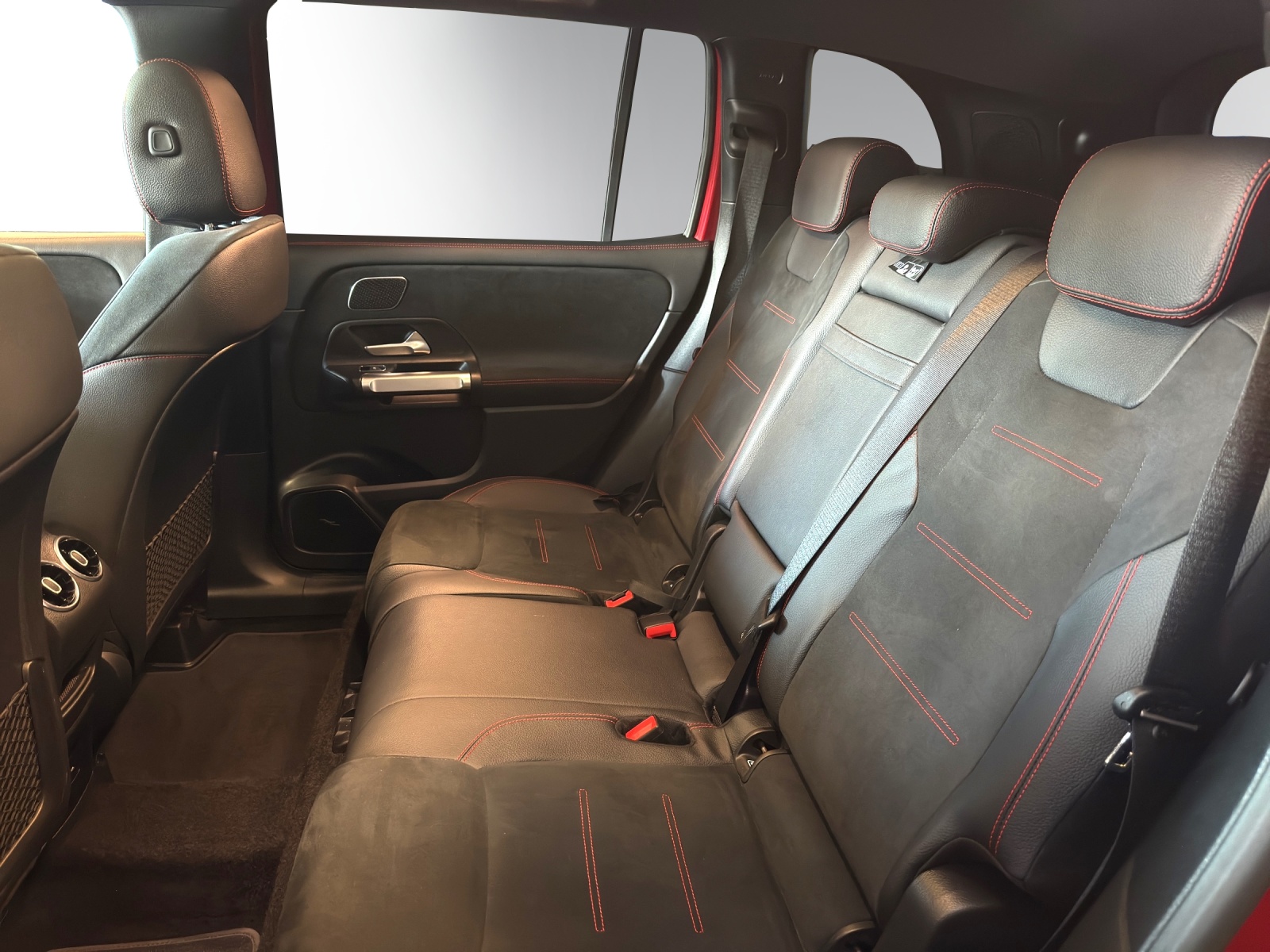 MERCEDES-BENZ GLB 250 4Matic AMG Line 8G-Tronic-image-9