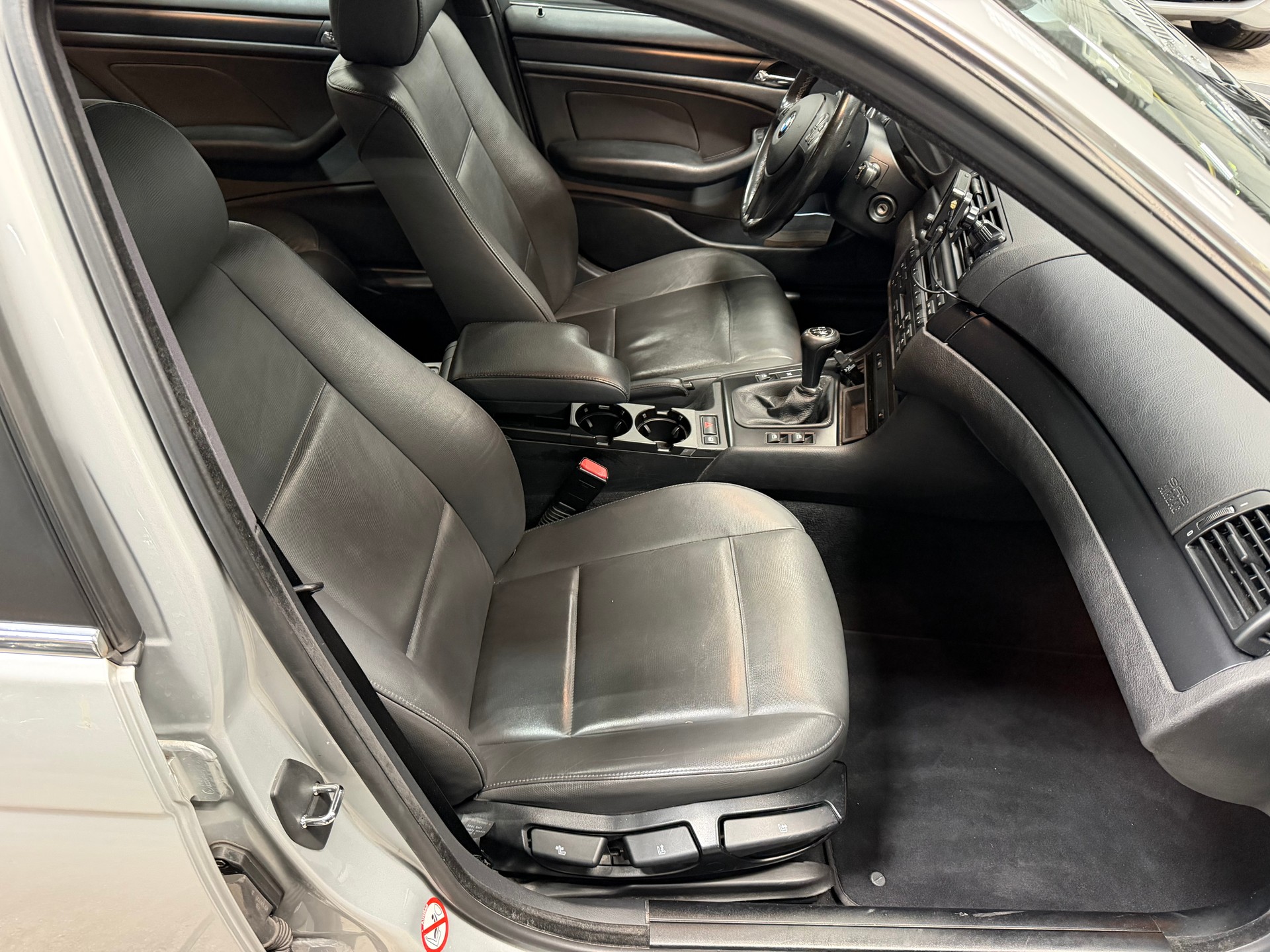 BMW 320i Touring-image-12