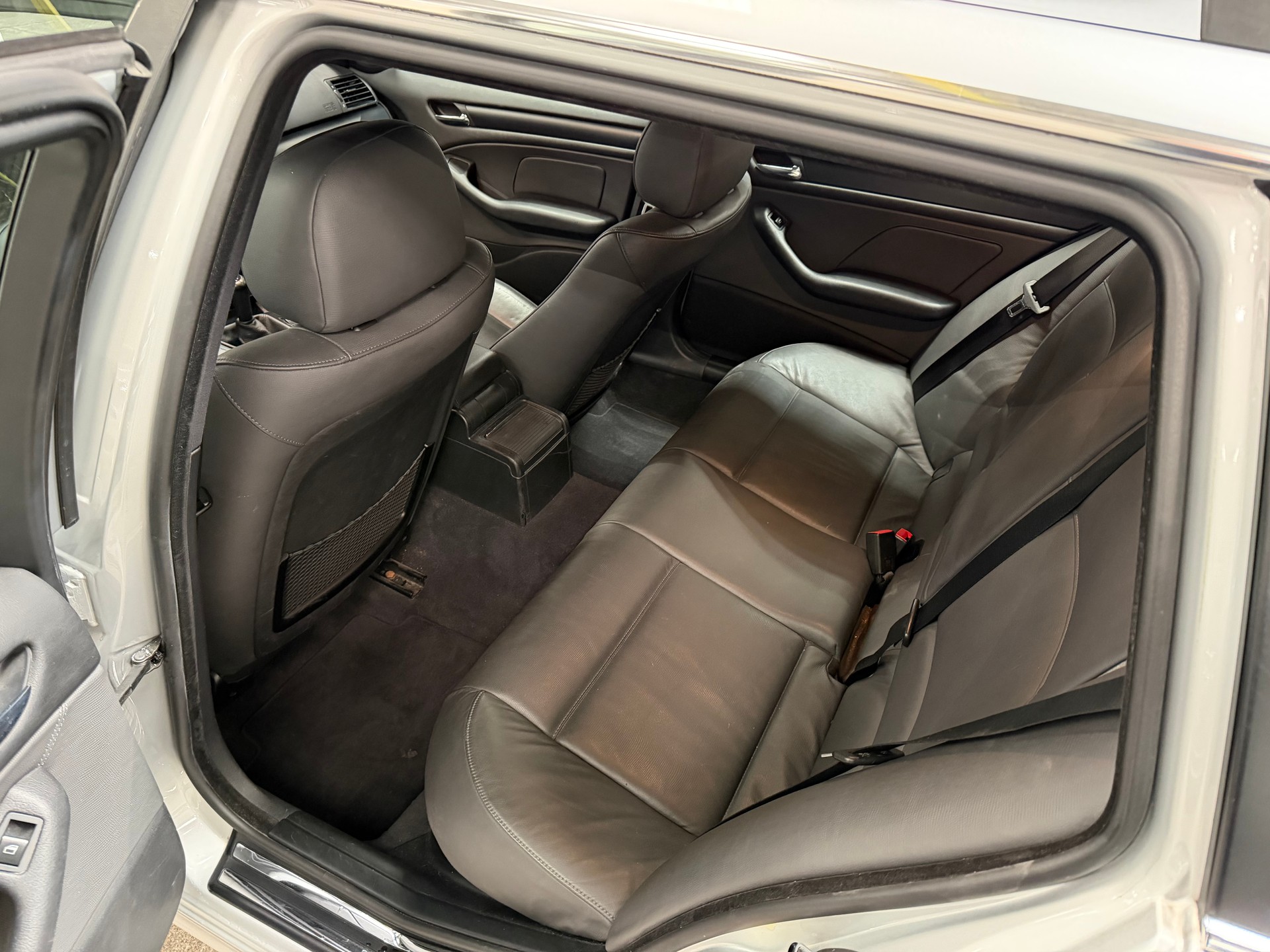BMW 320i Touring-image-9