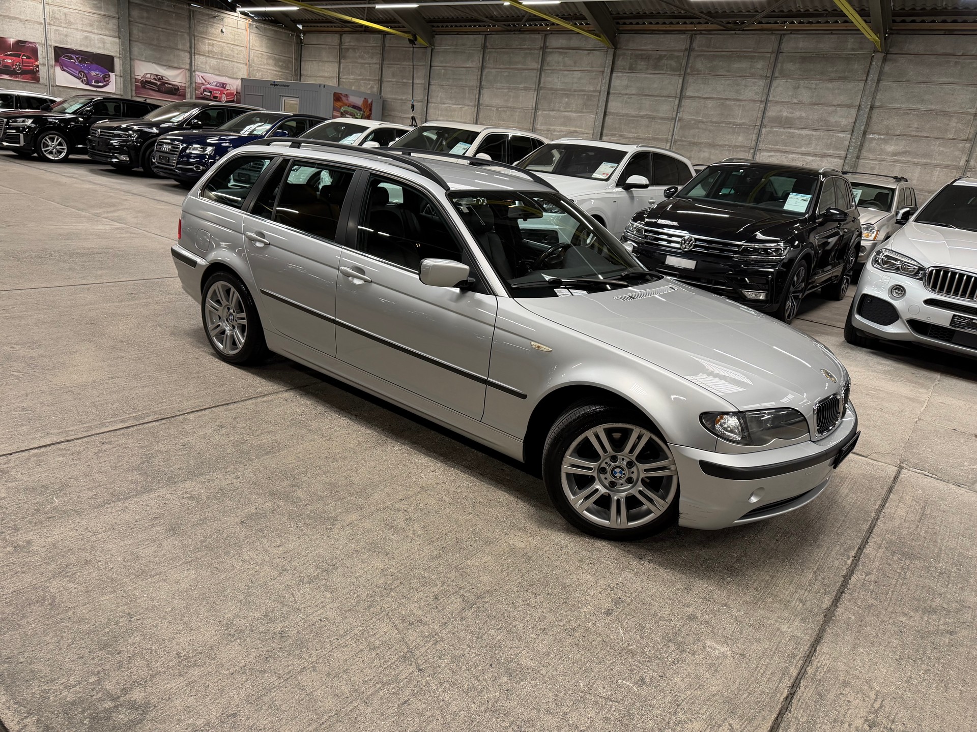 BMW 320i Touring-image-0
