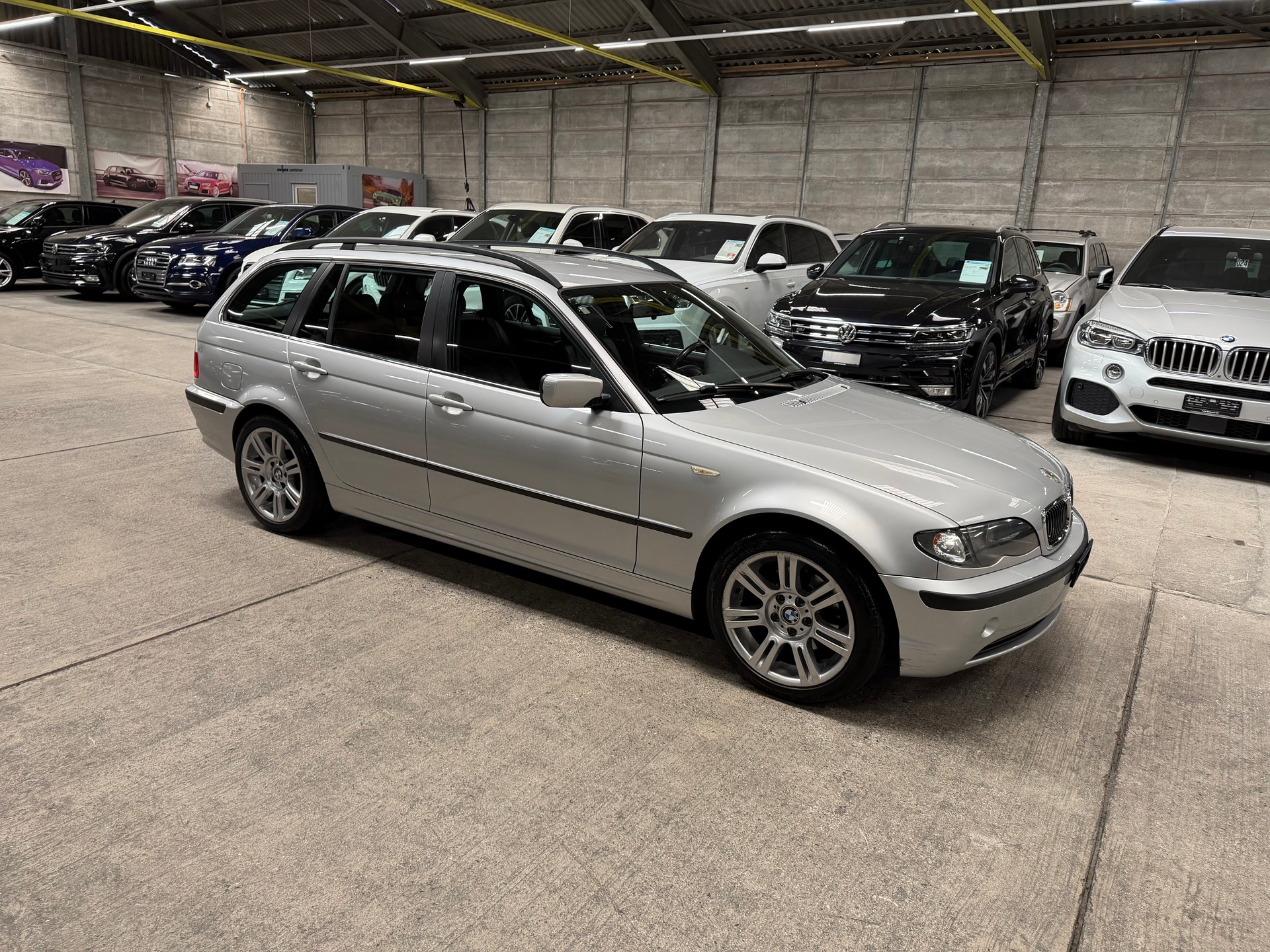 BMW 320i Touring-image-1