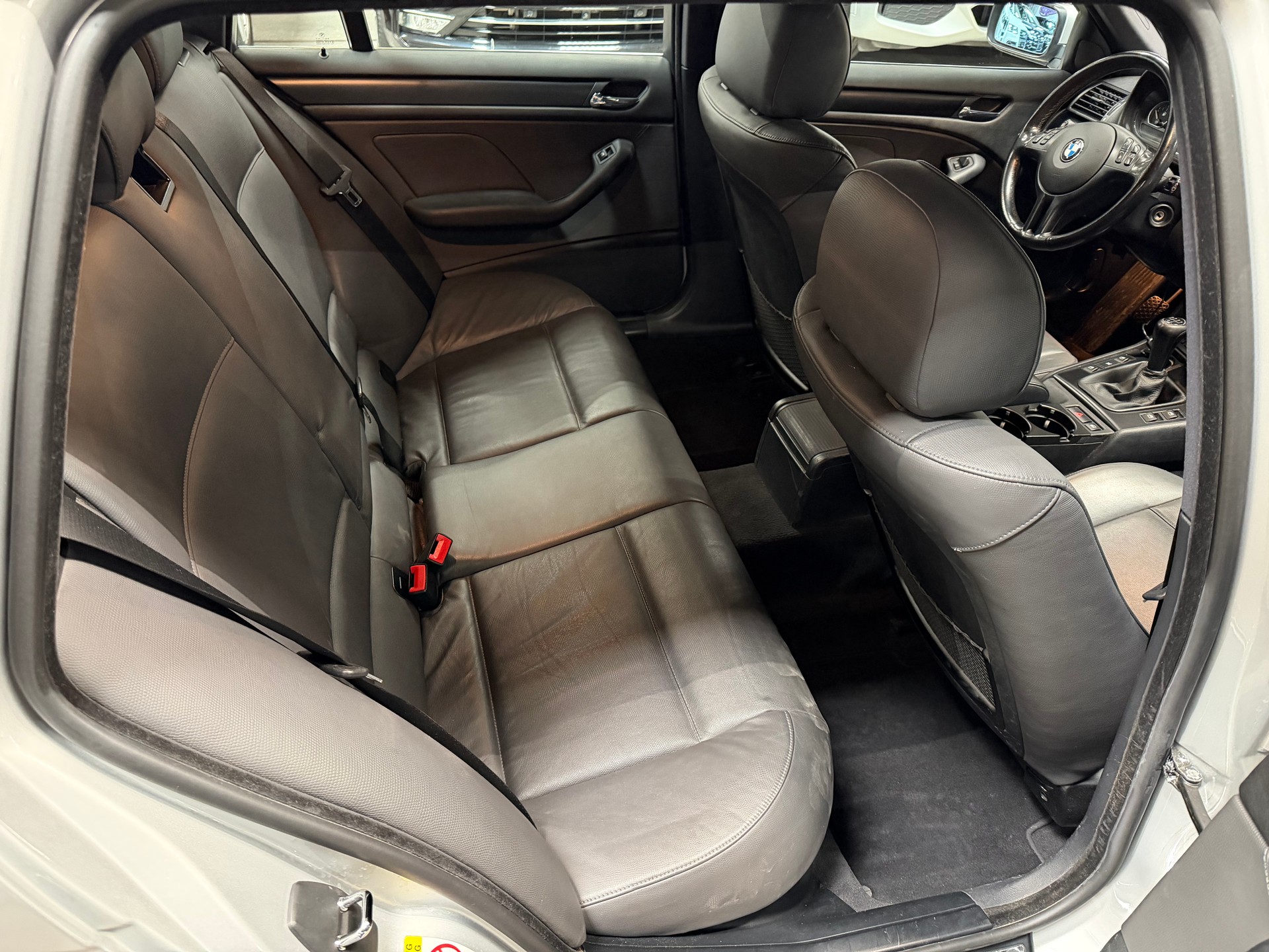BMW 320i Touring-image-10