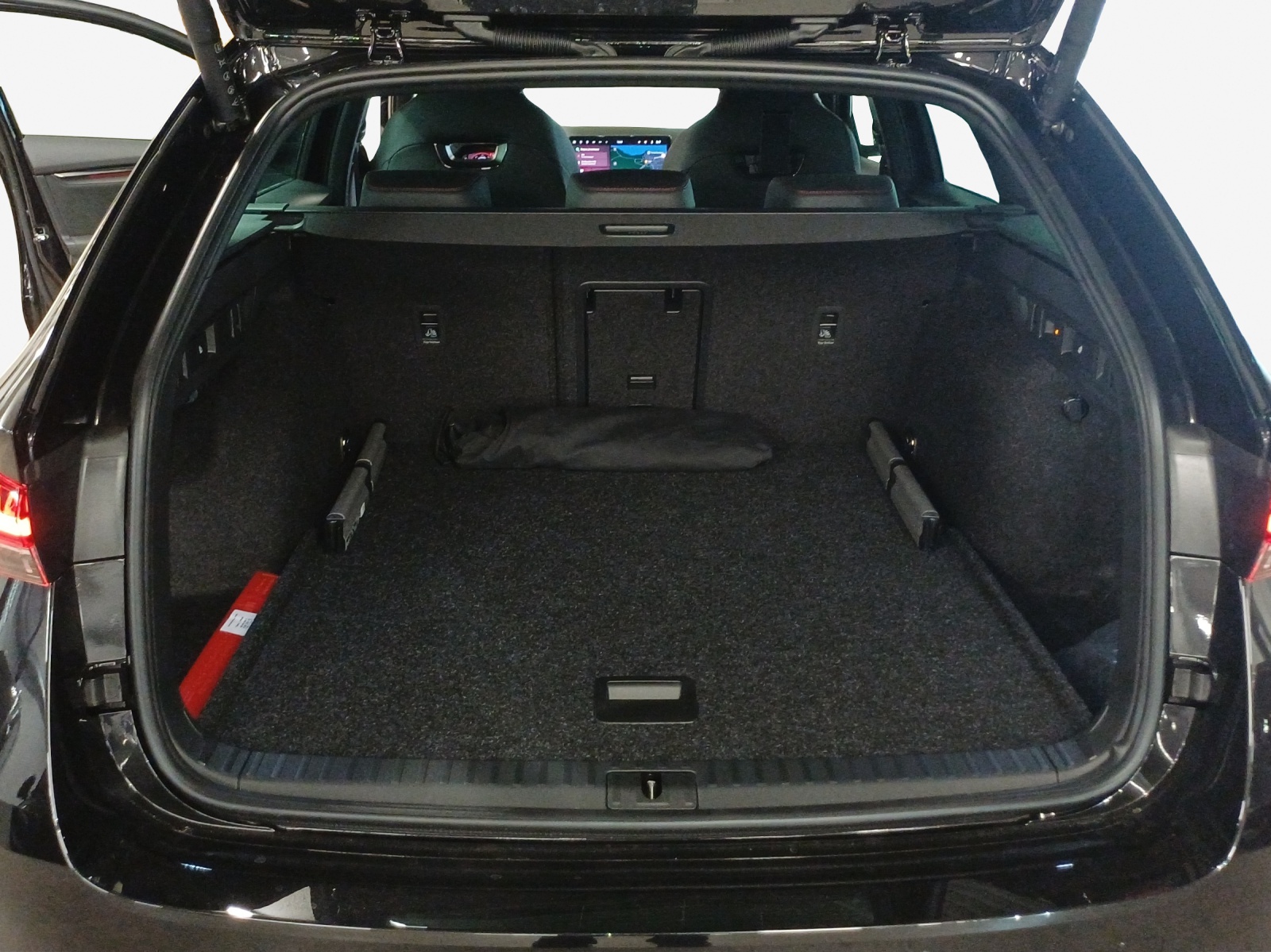 SKODA Octavia Combi 2.0 TSI DSG RS 30 Years Edition-image-12