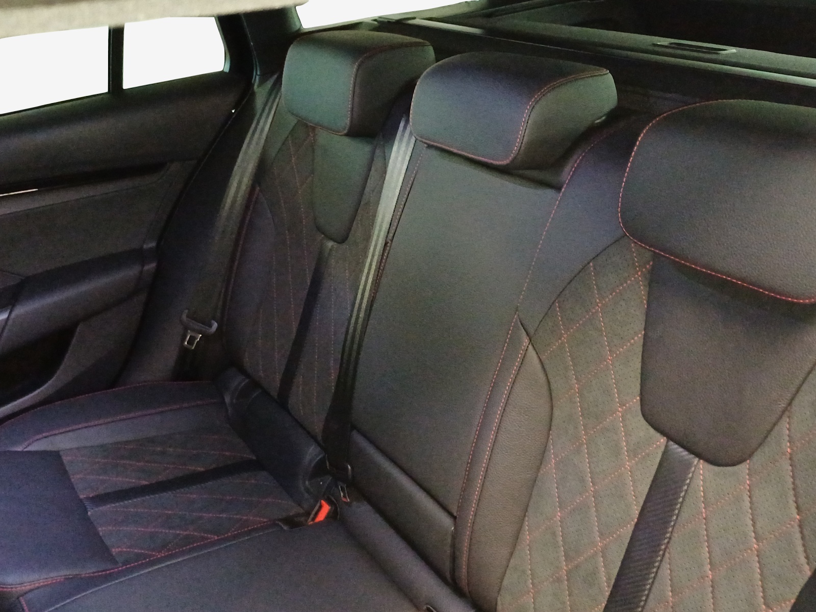 SKODA Octavia Combi 2.0 TSI DSG RS 30 Years Edition-image-11