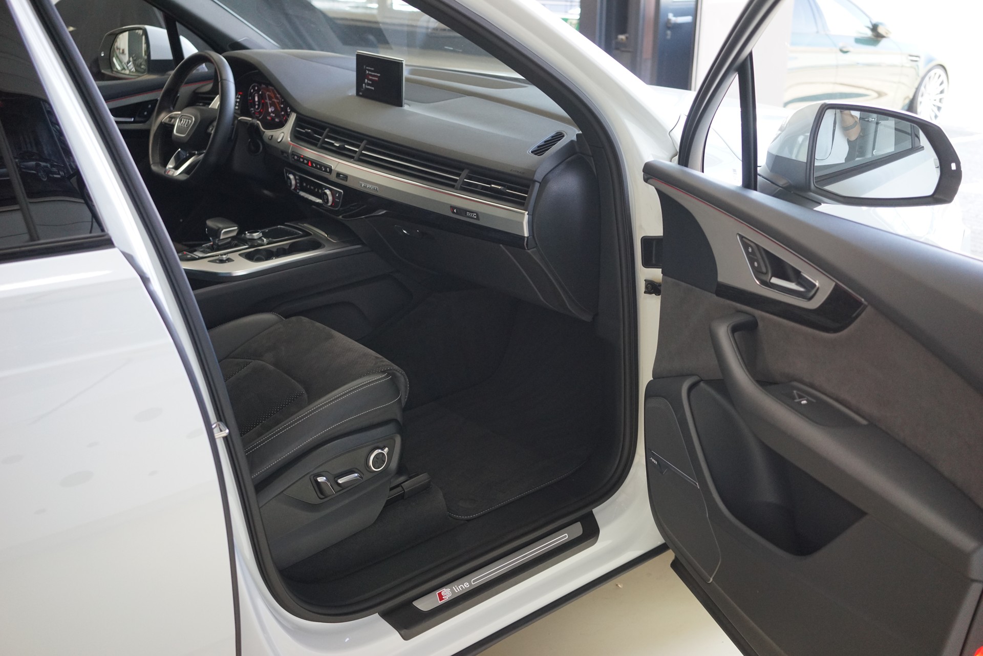 AUDI Q7 3.0 TDI quattro tiptronic-image-25