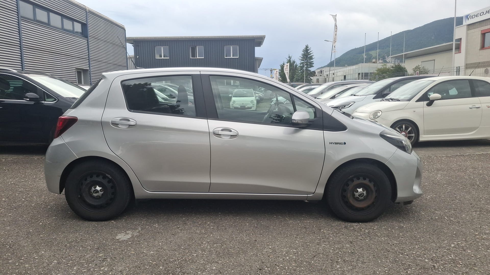 TOYOTA Yaris 1.5 VVT-i Hybrid Trend e-CVT-image-2