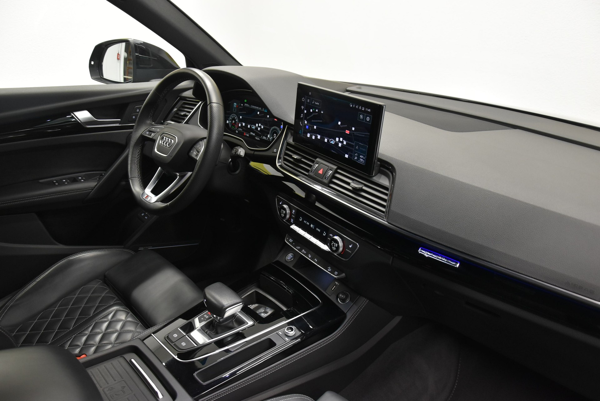 AUDI Q5 55 TFSI e PHEV S line quattro S-tronic-image-3