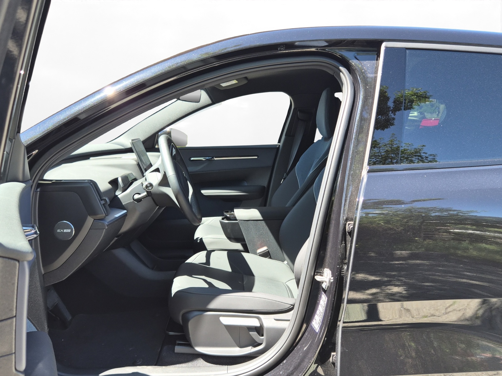 VOLVO EX30 E60 69kWh Twin Plus-image-7