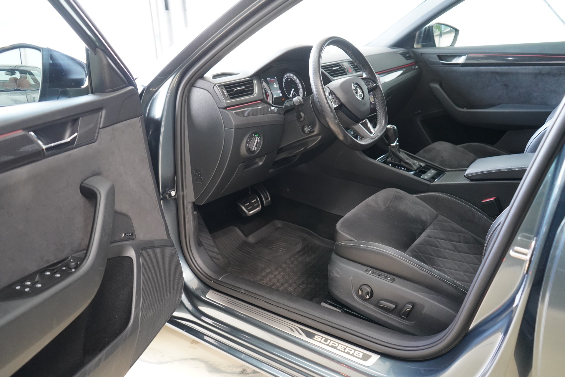 SKODA Superb Combi 2.0 TDi SportLine+ 4x4 DSG-image-13