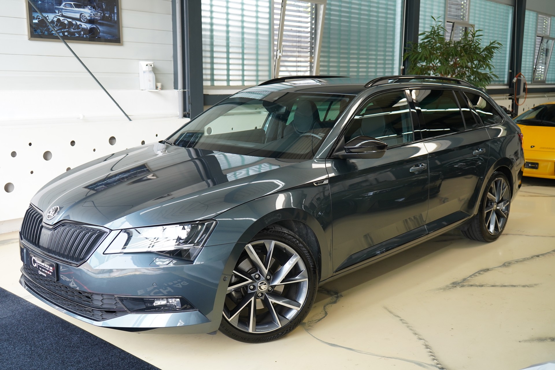 SKODA Superb Combi 2.0 TDi SportLine+ 4x4 DSG-image-2