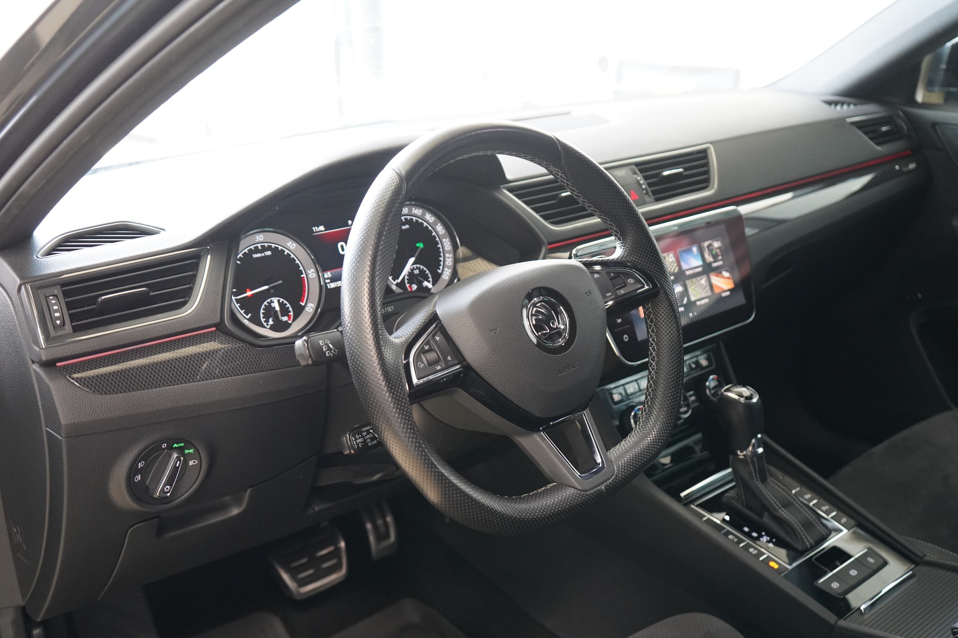 SKODA Superb Combi 2.0 TDi SportLine+ 4x4 DSG-image-14