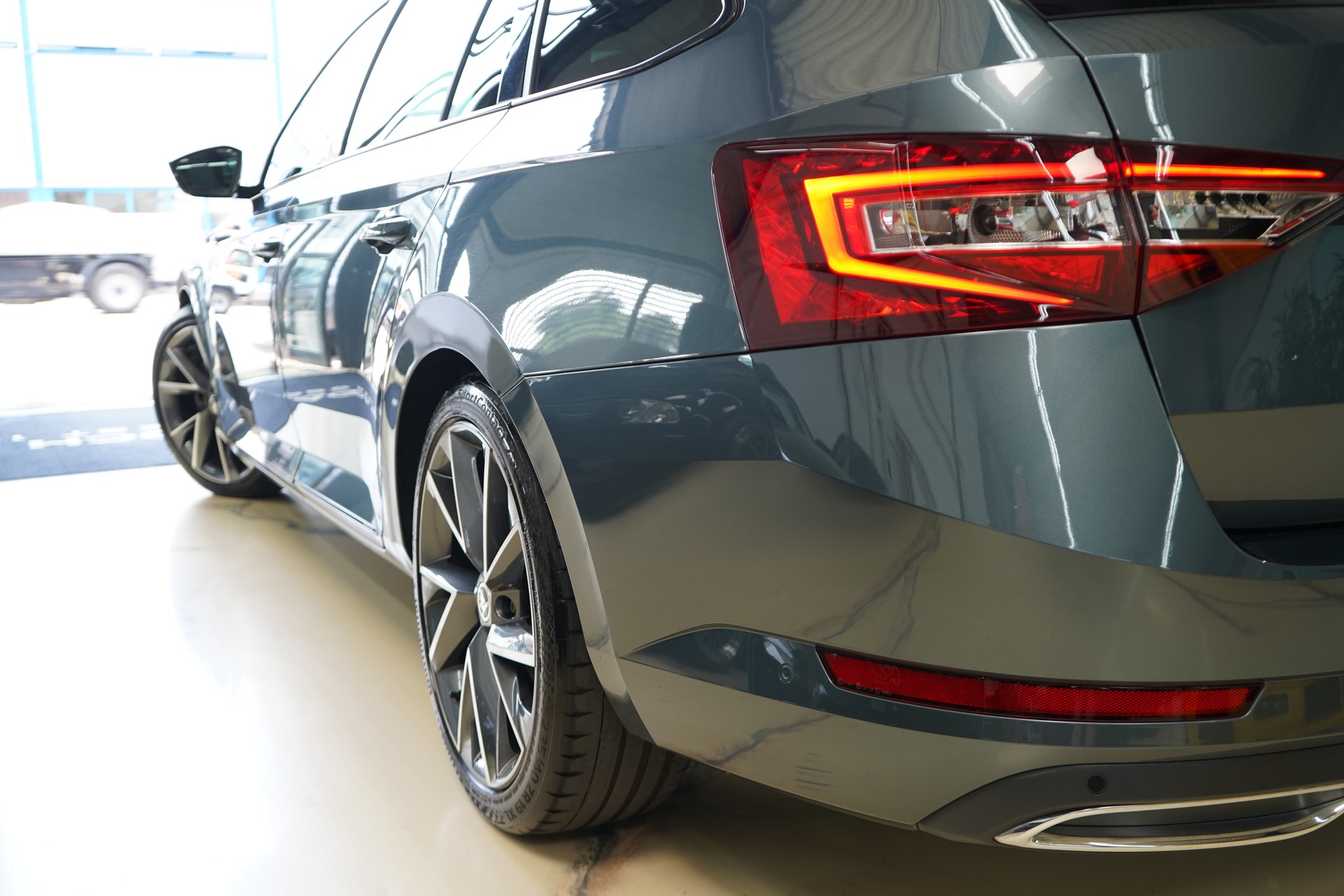 SKODA Superb Combi 2.0 TDi SportLine+ 4x4 DSG-image-6