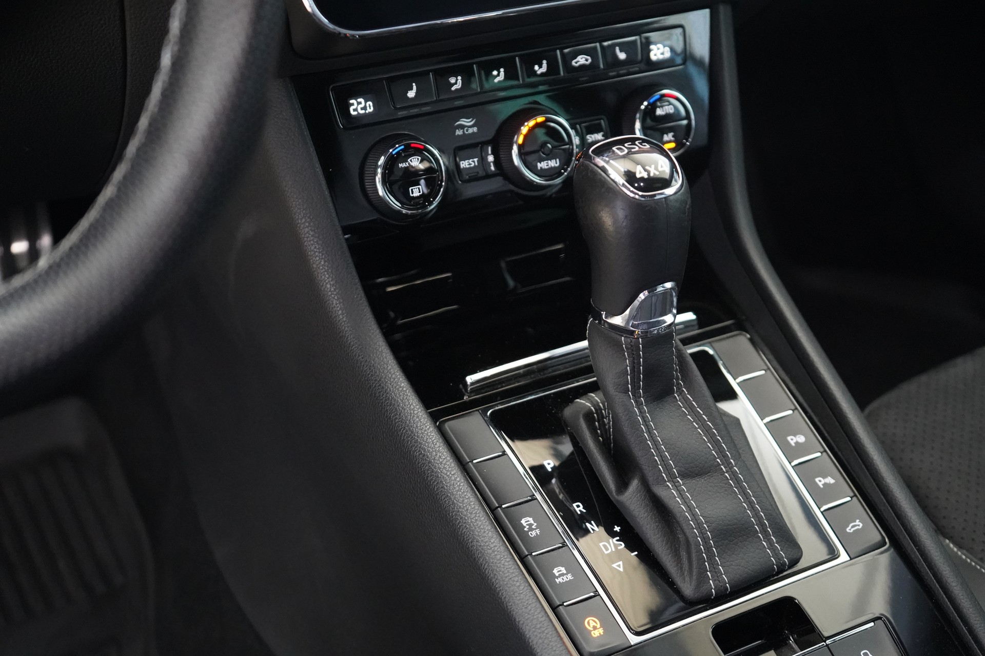 SKODA Superb Combi 2.0 TDi SportLine+ 4x4 DSG-image-16