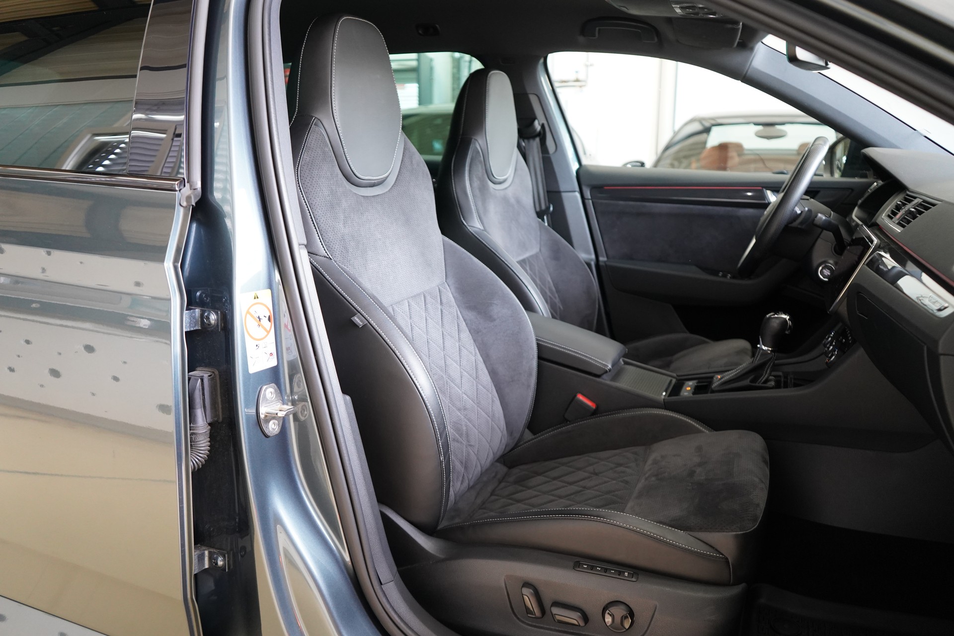 SKODA Superb Combi 2.0 TDi SportLine+ 4x4 DSG-image-26