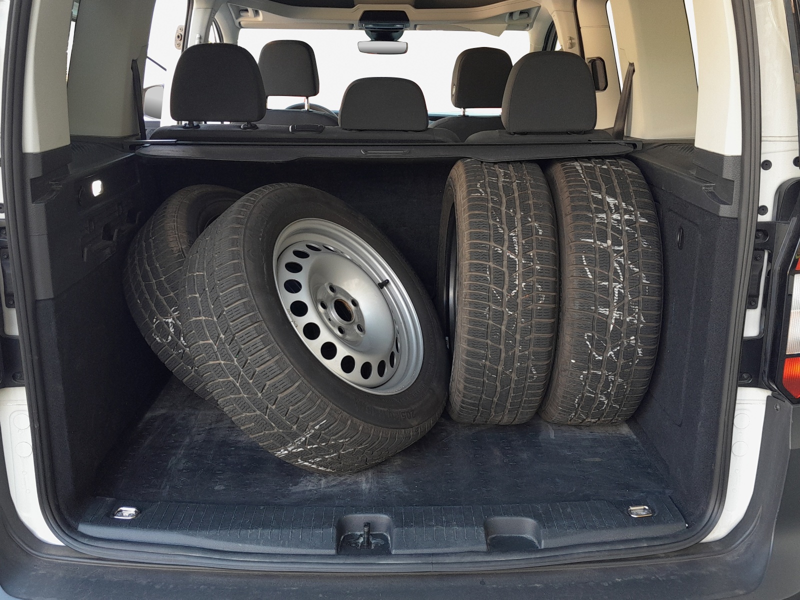 VW Caddy 2.0 TDI-image-12